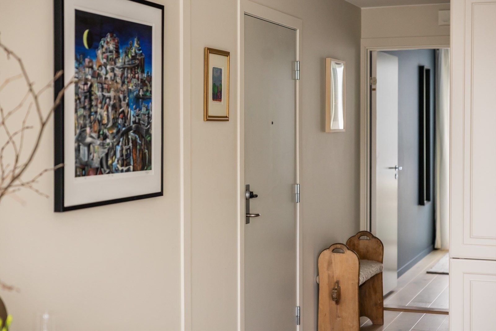 Leiligheten har en hyggelig entrè. Galleribilde