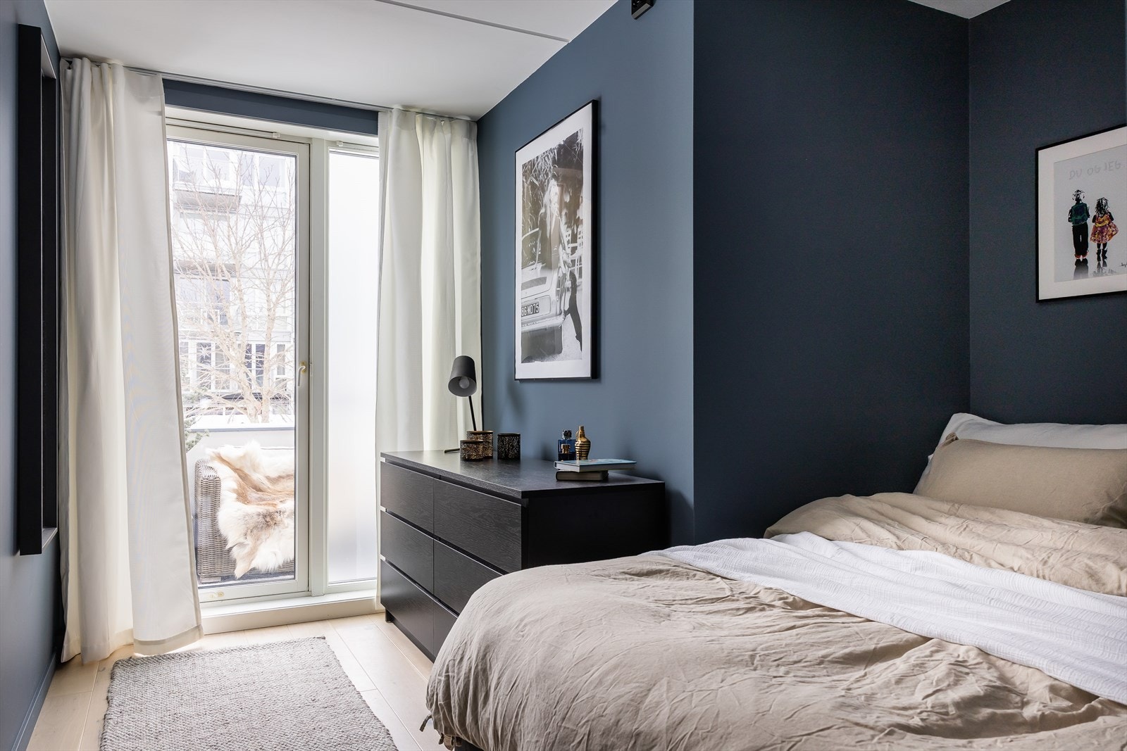 Begge soverommene fremstår som rolige og lune og ligger i tillegg vendt ut mot sameiets fellesareal, tilbaketrukket fra vei. Galleribilde