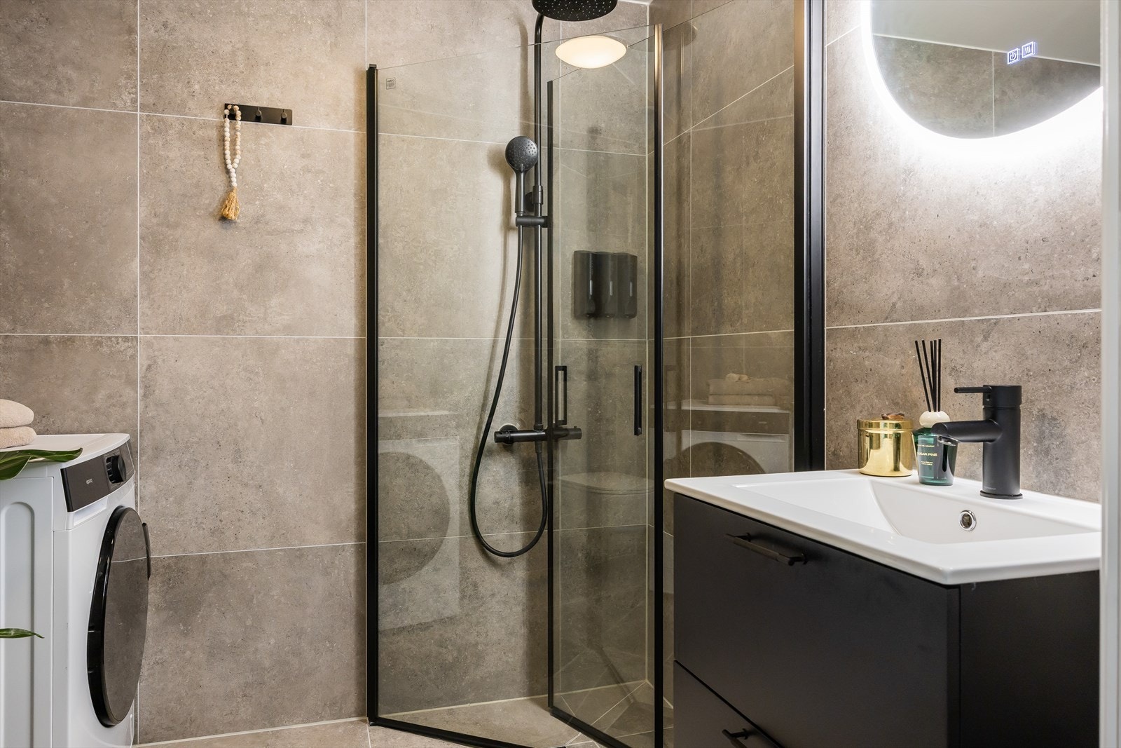 Et innbydende og pent flislagt baderom med varmekabler. Det ble gjort en overflatemessig oppussing med bl.a flis på flis i 2025. Galleribilde