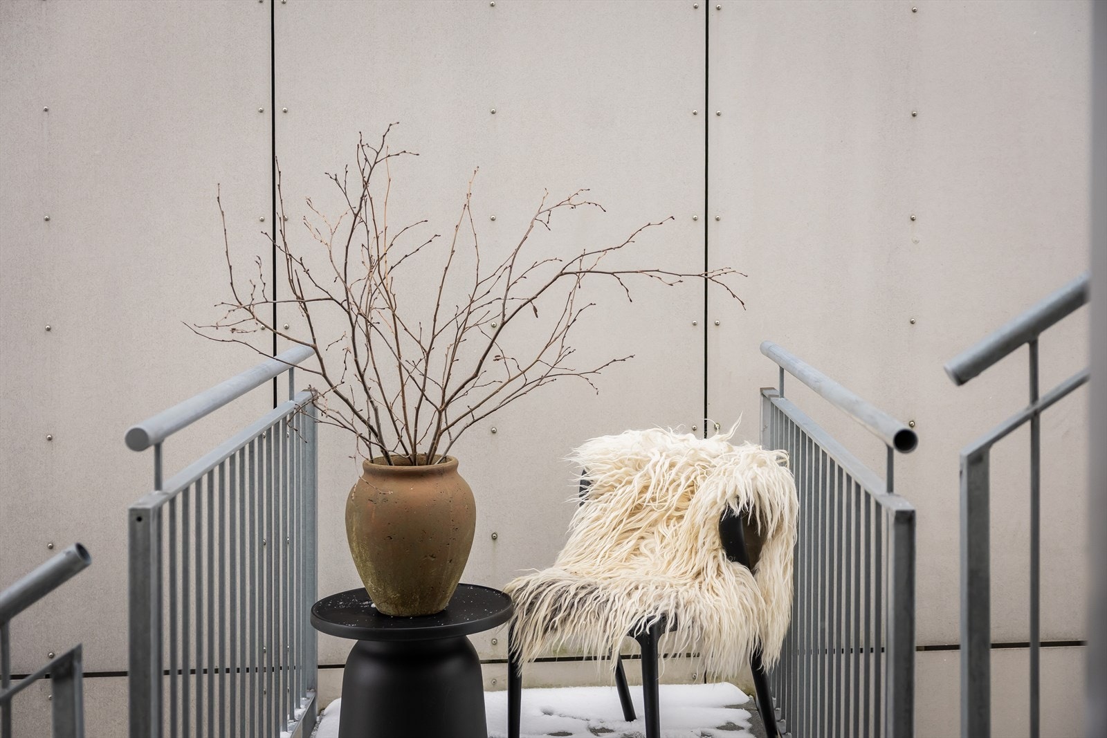 Leiligheten har en super beliggenhet med trapp opp fra gate med egen inngangsdør. Her fra plassen ved inngangsdøra. Galleribilde