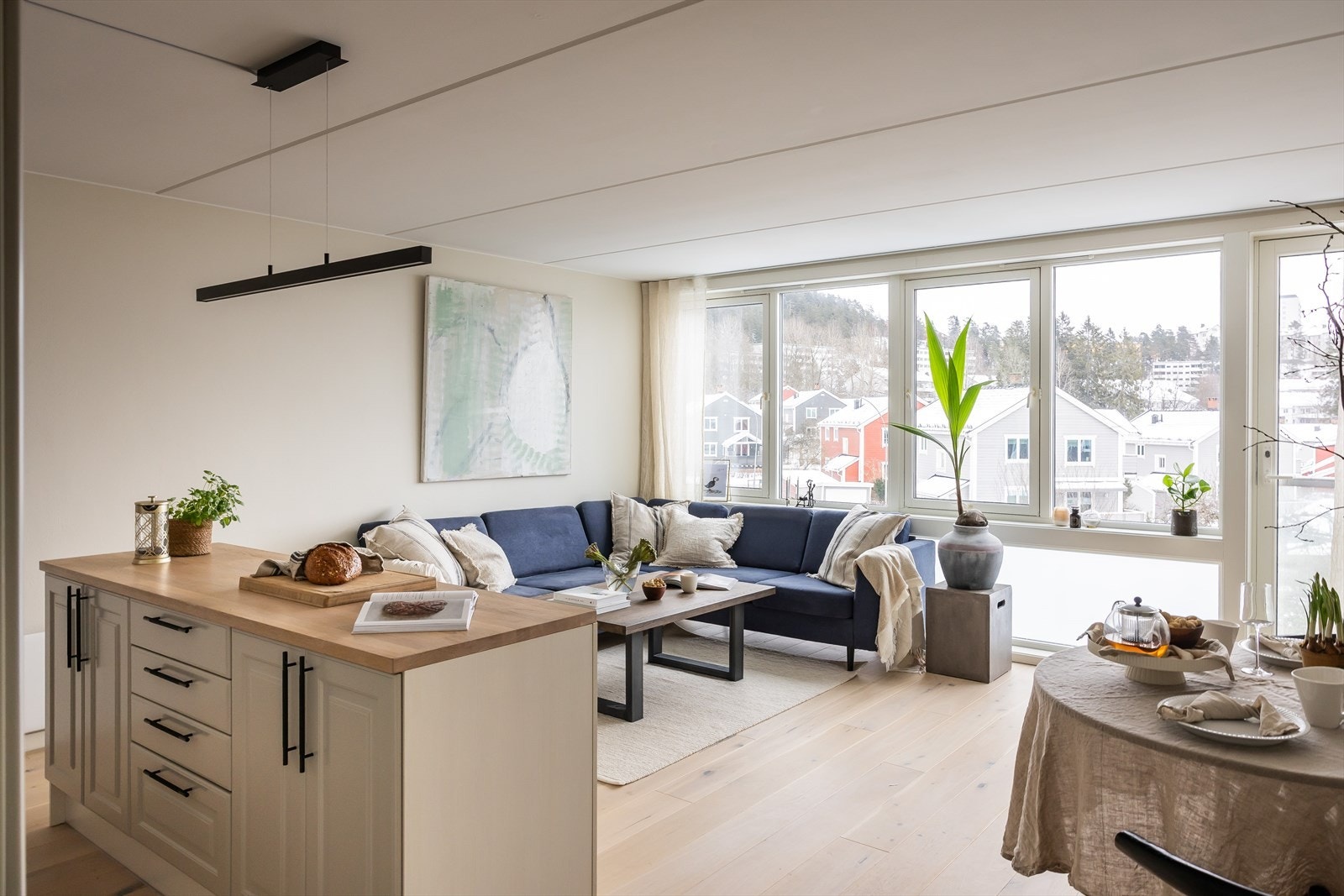 Velkommen til Årvollveien 52G! Dette er en attraktiv og svært flott 3-roms leilighet i 2. etasje med egen privat inngang. Galleribilde