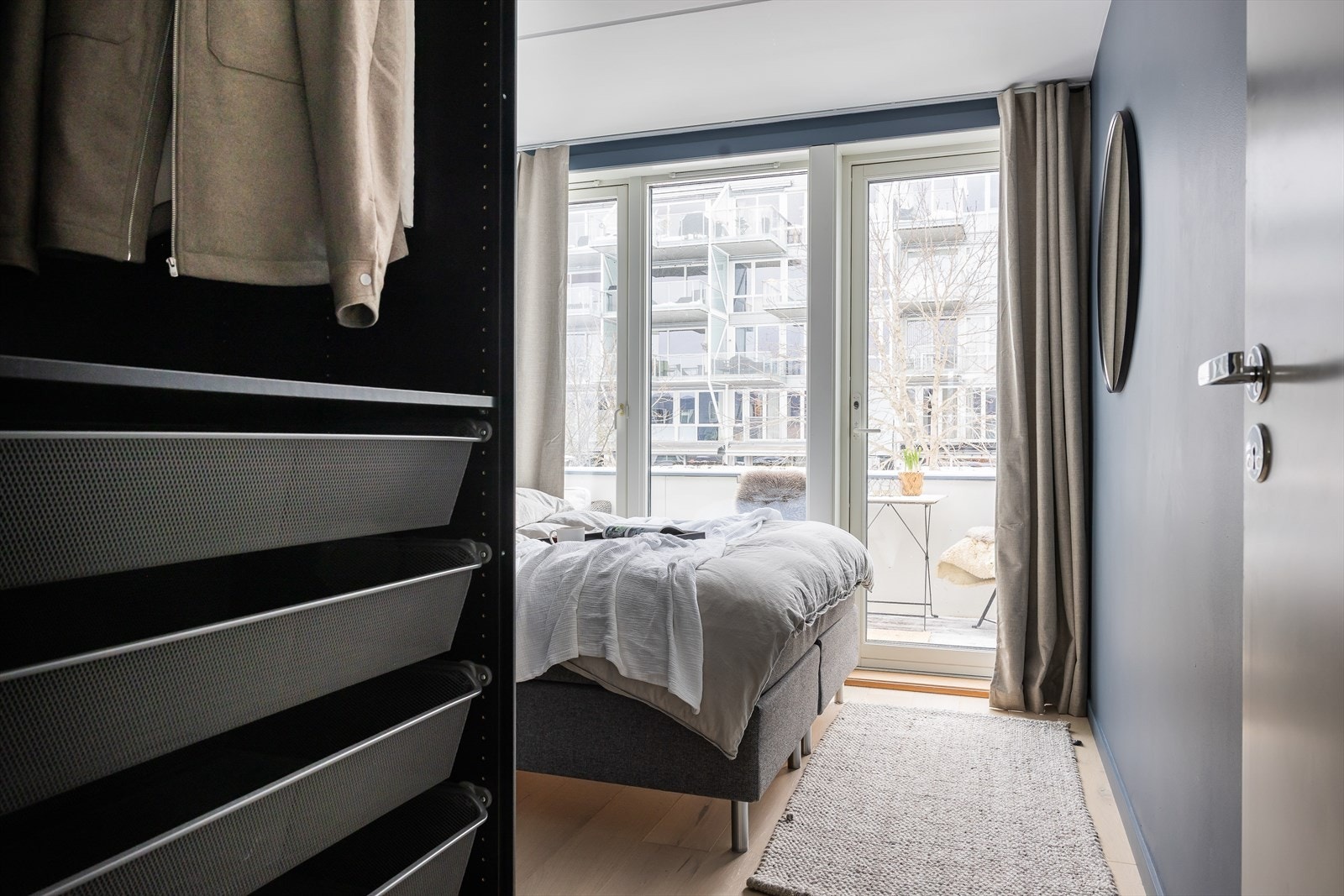 Leiligheten har to fine soverom med forholdsvis lik størrelse på rommene. Galleribilde