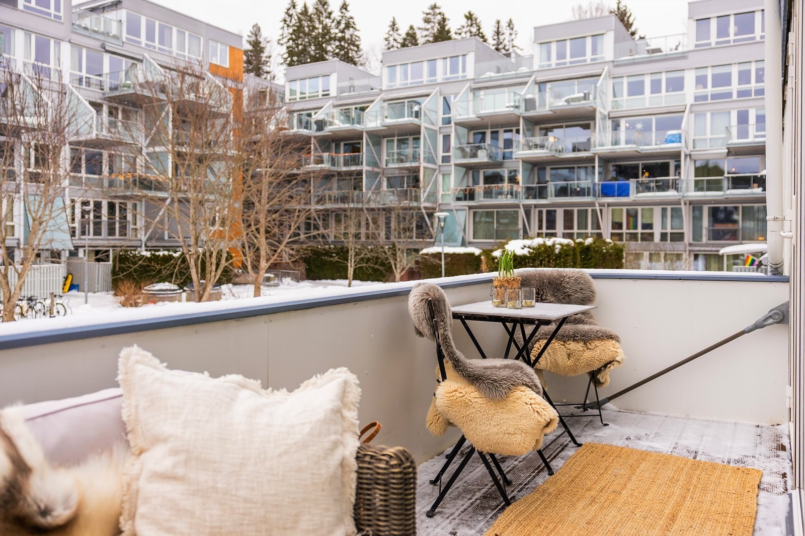 Balkongen gir gode møbleringsmuligheter og er velegnet for å skape en hyggelig uteplass med utemøbler, beplantning og gassgrill. Galleribilde