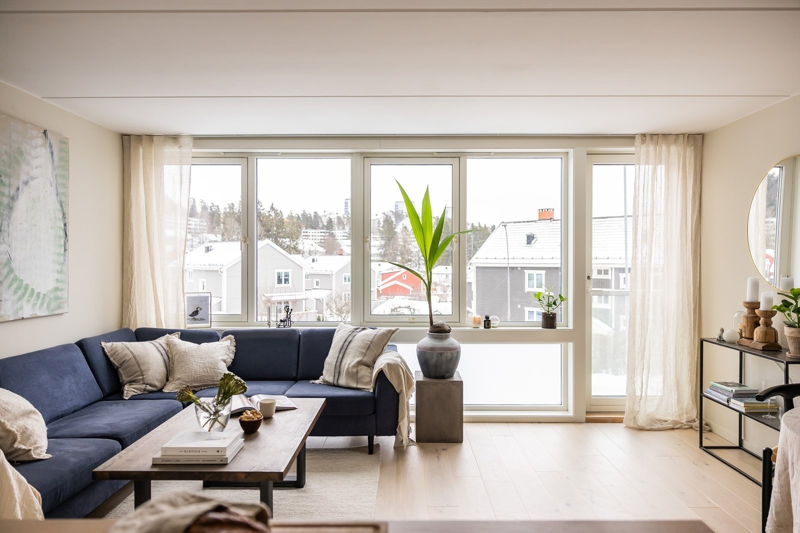 La oss også ta en titt på den fine stuedelen. Her får du store store vindusflater som strekker seg fra gulv til tak. Galleribilde