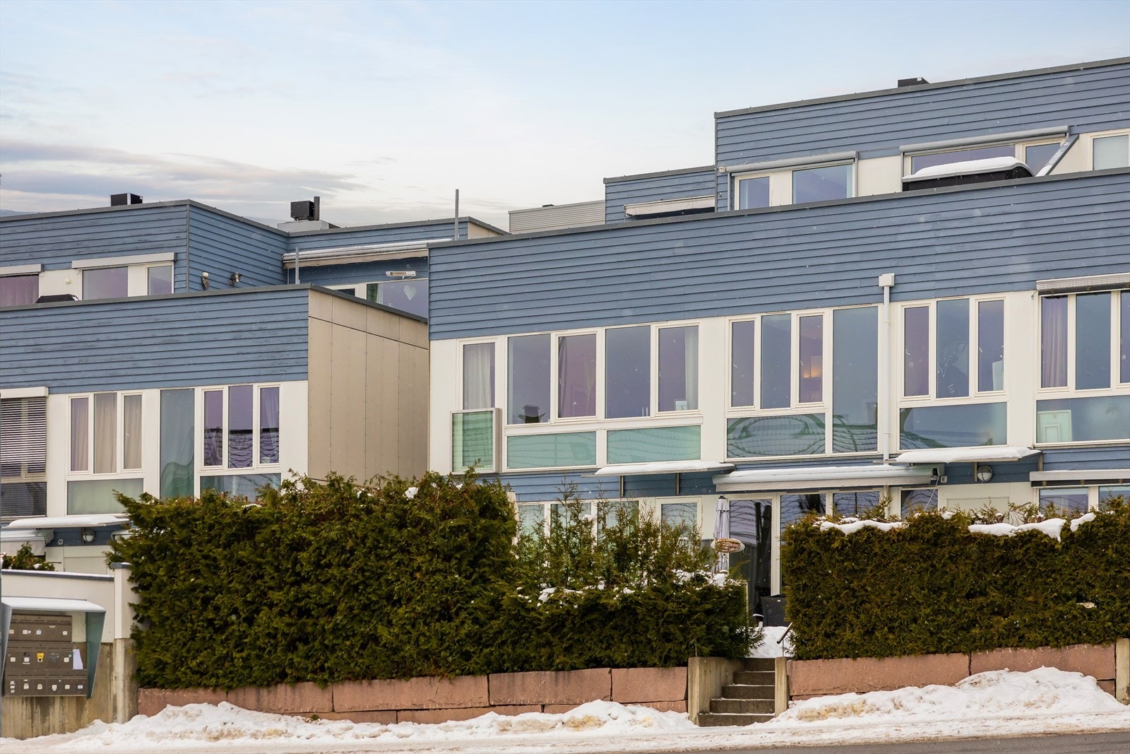 Sameiet har attraktive fellesfasiliteter som badstue, smørebod, innendørs sykkelparkering og romslig gjesteparkering. Galleribilde