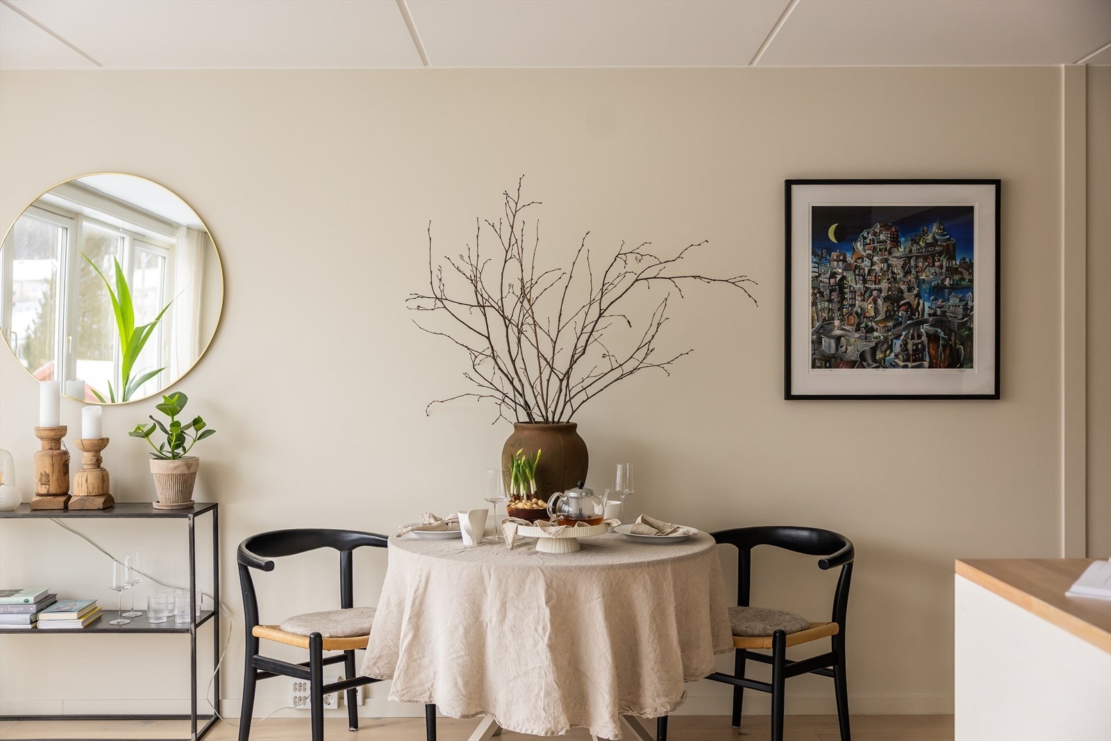 Denne boligen har også en god standard med bl.a flott 1-stavs parkettgulv og med overflater malt i delikate og moderne fargetoner. Galleribilde