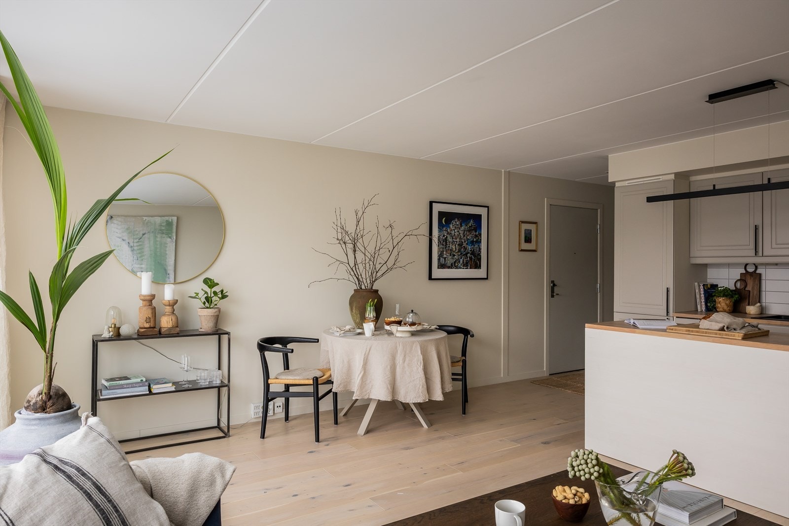 Leiligheten har en superfin, moderne åpen stue/kjøkkenløsning med en arealeffektiv planløsning. Galleribilde