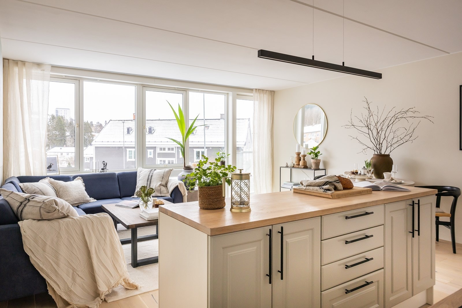 Den gjennomtenkte planløsningen skaper en sosial sone, noe som egner seg perfekt både til hverdagsbruk og hyggelige sammenkomster. Galleribilde