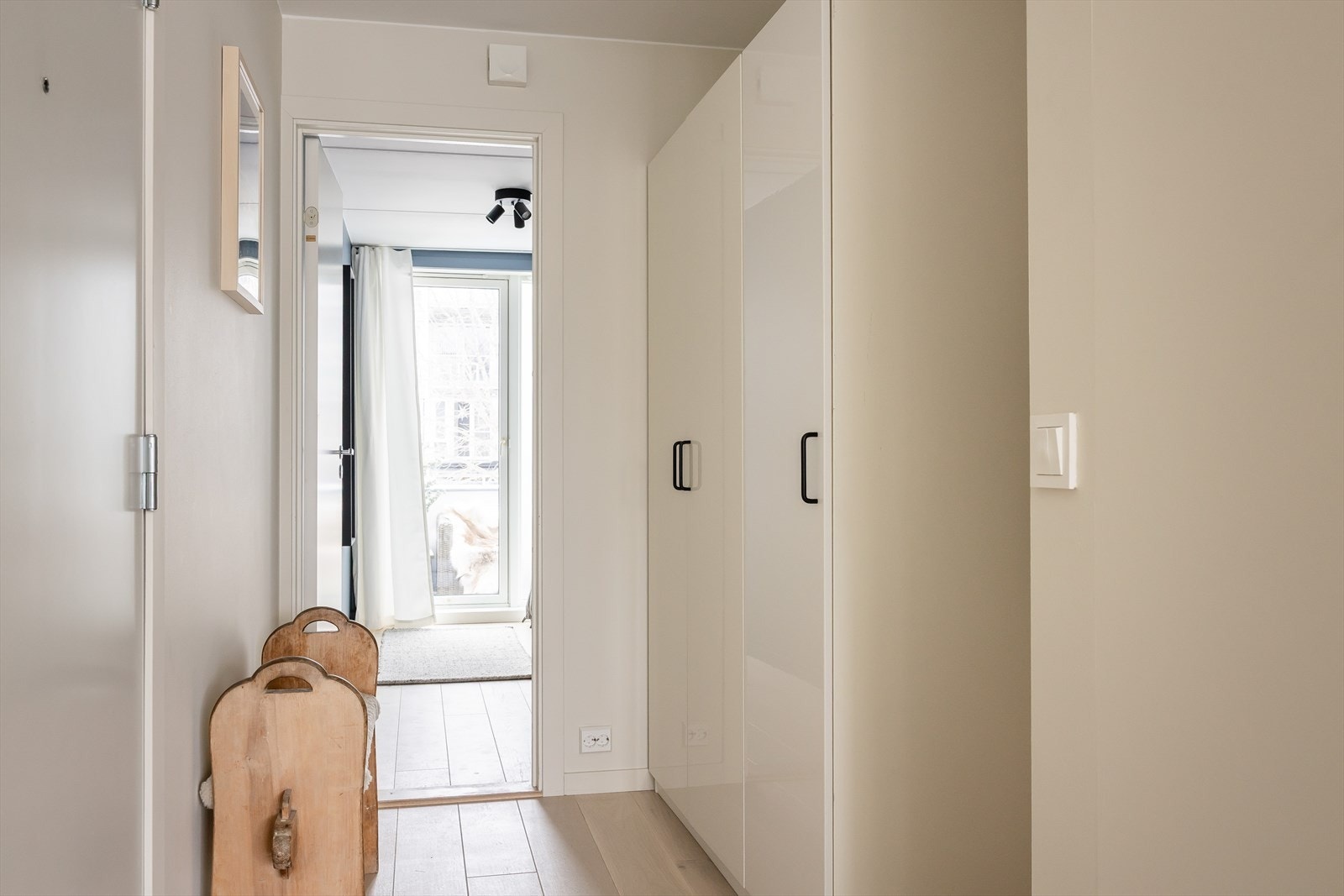 Gangen har god plass til oppbevaring av yttertøy i et romslig garderobeskap, som gir en ryddig og praktisk entré. Galleribilde