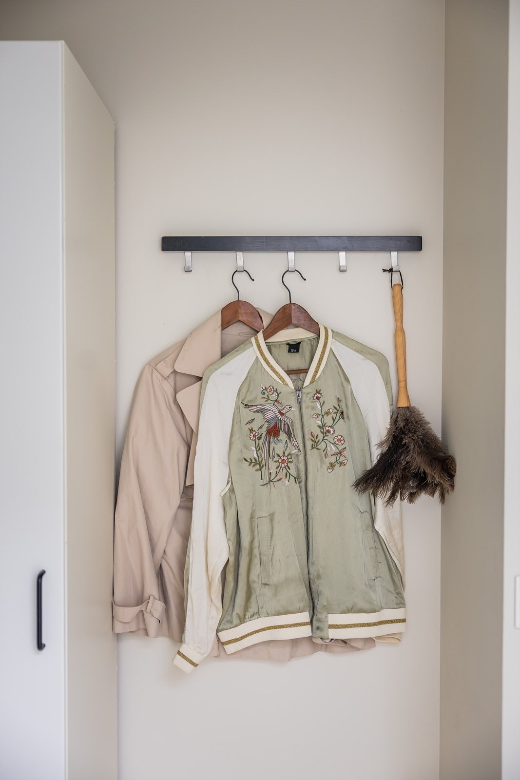 Mellom garderobeskapene er det også plass til å henge fra seg yttertøy. Galleribilde