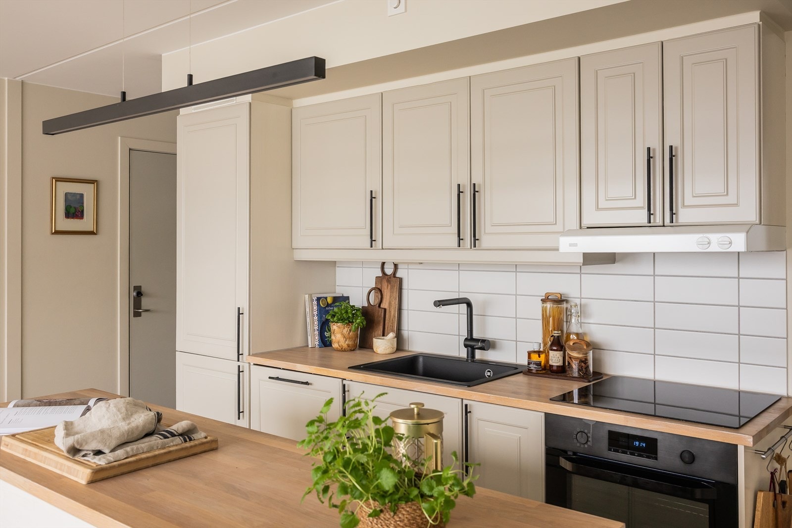 Kjøkkenet fremstår moderne og tidløst, med god benkeplass og praktiske løsninger som harmonerer naturlig med resten av oppholdsrommet. Galleribilde