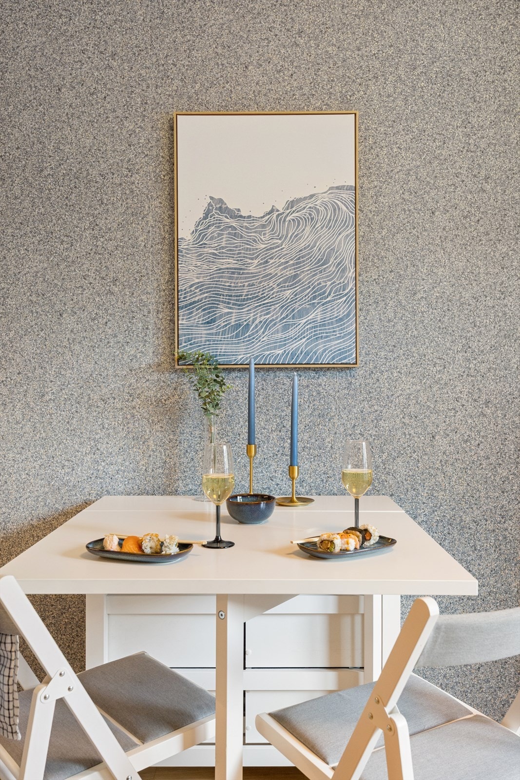 Kjøkkenbord har sin naturlige plass rett ved kjøkkenet. Galleribilde