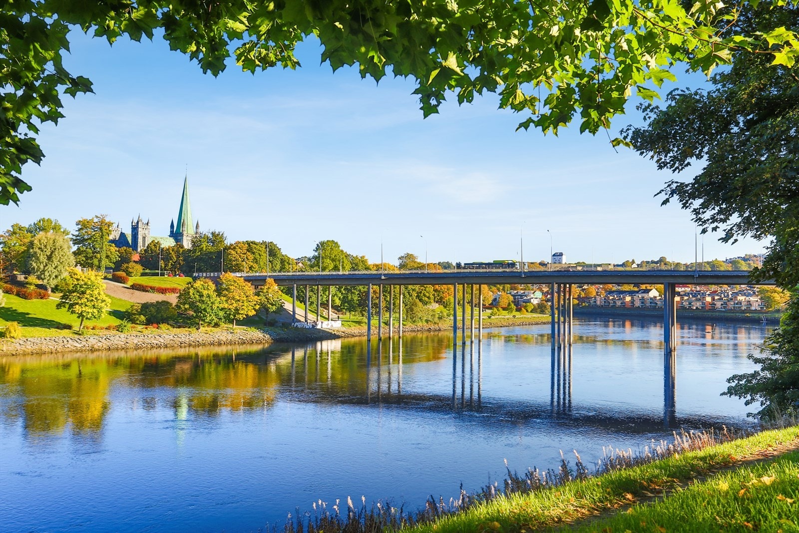 Her bor du i en fredelig, grønn oase - samtidig med umiddelbar nærhet til sentrum. Galleribilde