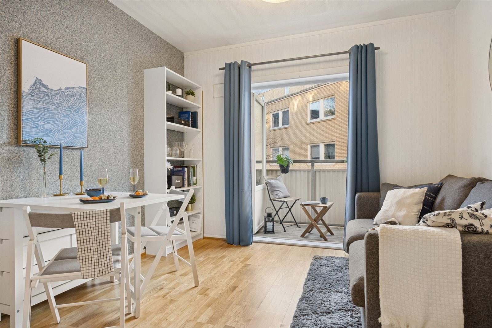 Fra oppholdsrommet har du utgang til en sørvendt balkong Galleribilde