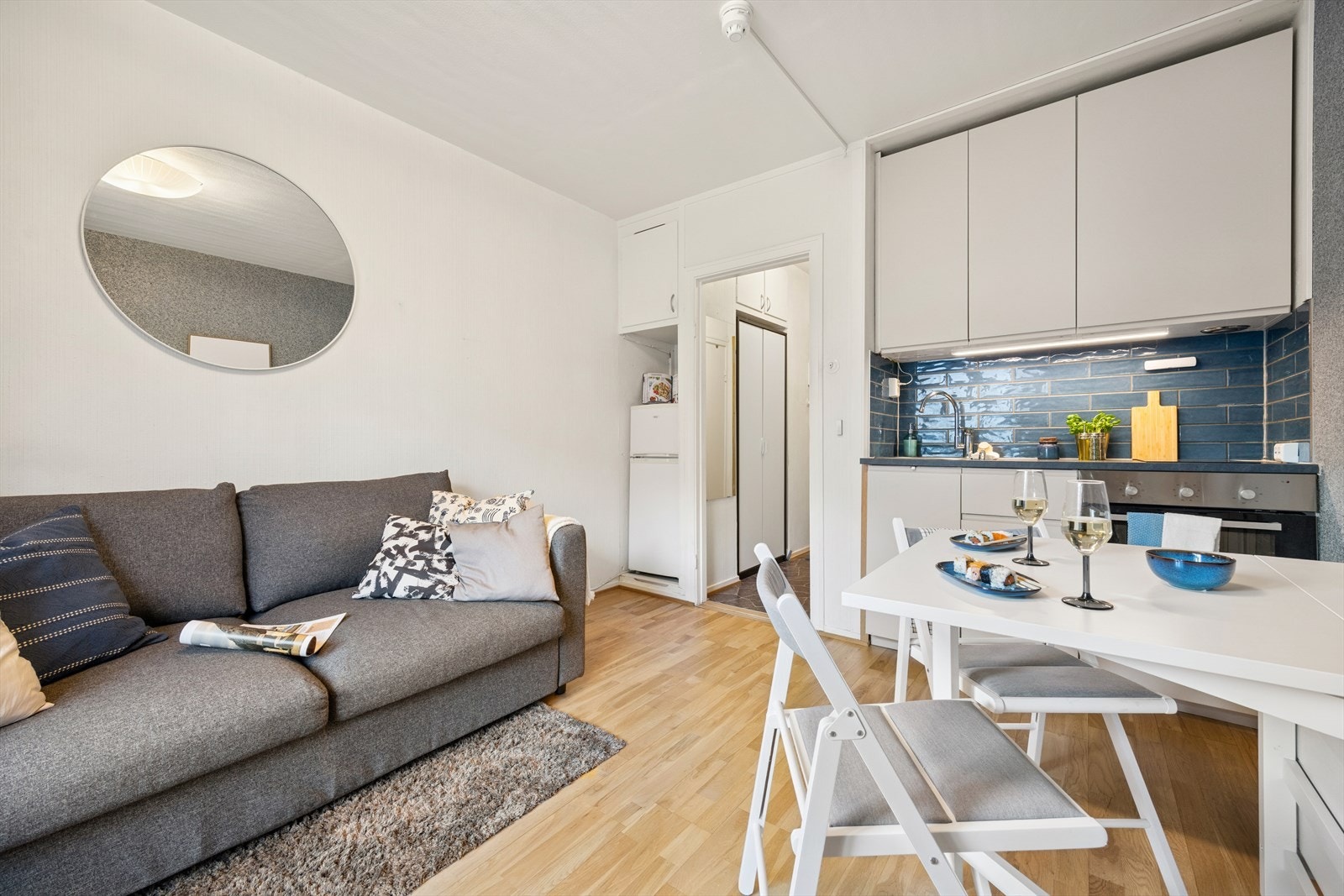 Stue og kjøkken utgjør til sammen 11 m² Galleribilde