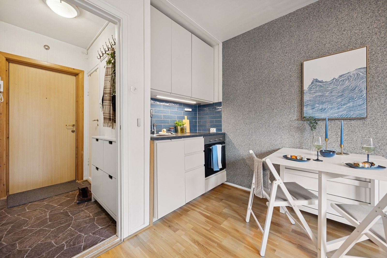 Denne arealeffektive leiligheten ligger i 3. etasje i et attraktivt og veldrevet borettslag midt på Øya. Galleribilde