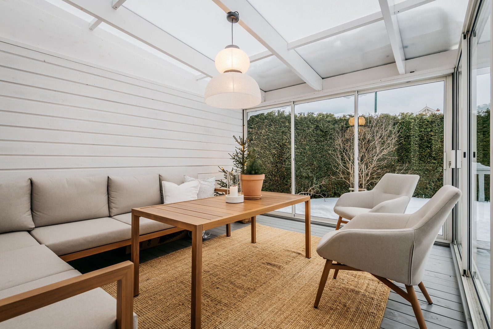 I 2021 ble det oppført en hyggelig hagestue som måler ca. 13 kvm. To store skyvedører kan åpnes for å slippe solen og sommeren helt inn. Galleribilde