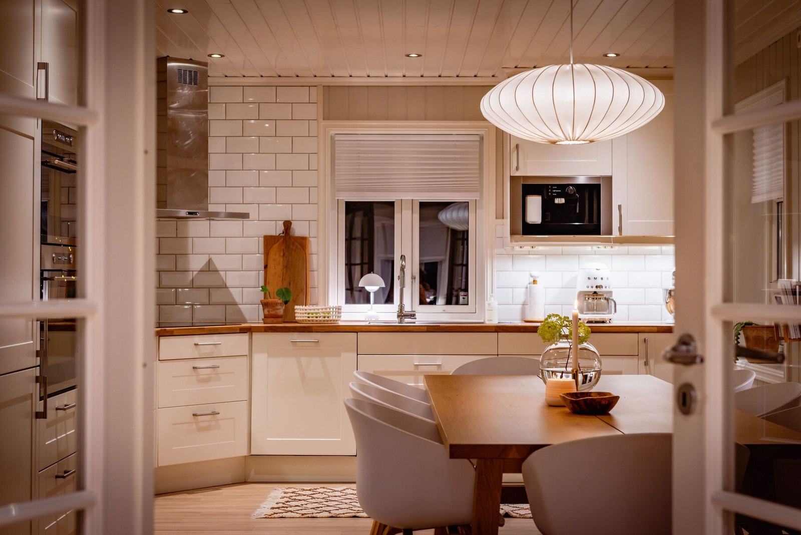 Her samles venner og familie for hyggelige måltider rundt et langbord. Galleribilde