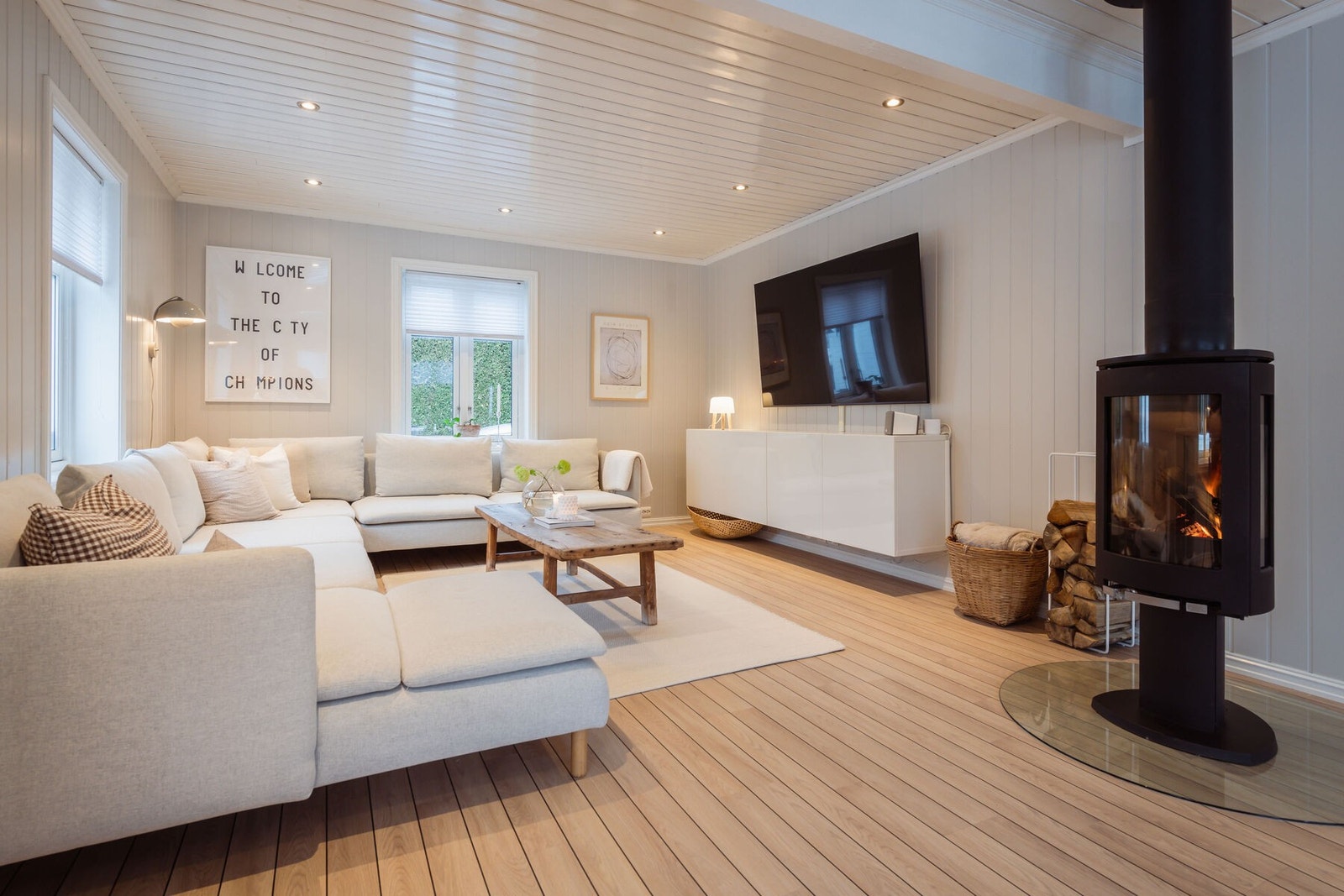 Stilen er lik den presentert på kjøkkenet; laminatgulv, krysspostvinduer og lysegrå panelplater. Galleribilde