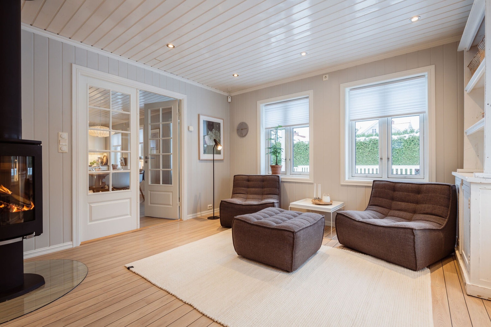 Stuen ligger innenfor kjøkkenet, og rommene skilles av en dobbel glassdør. Galleribilde