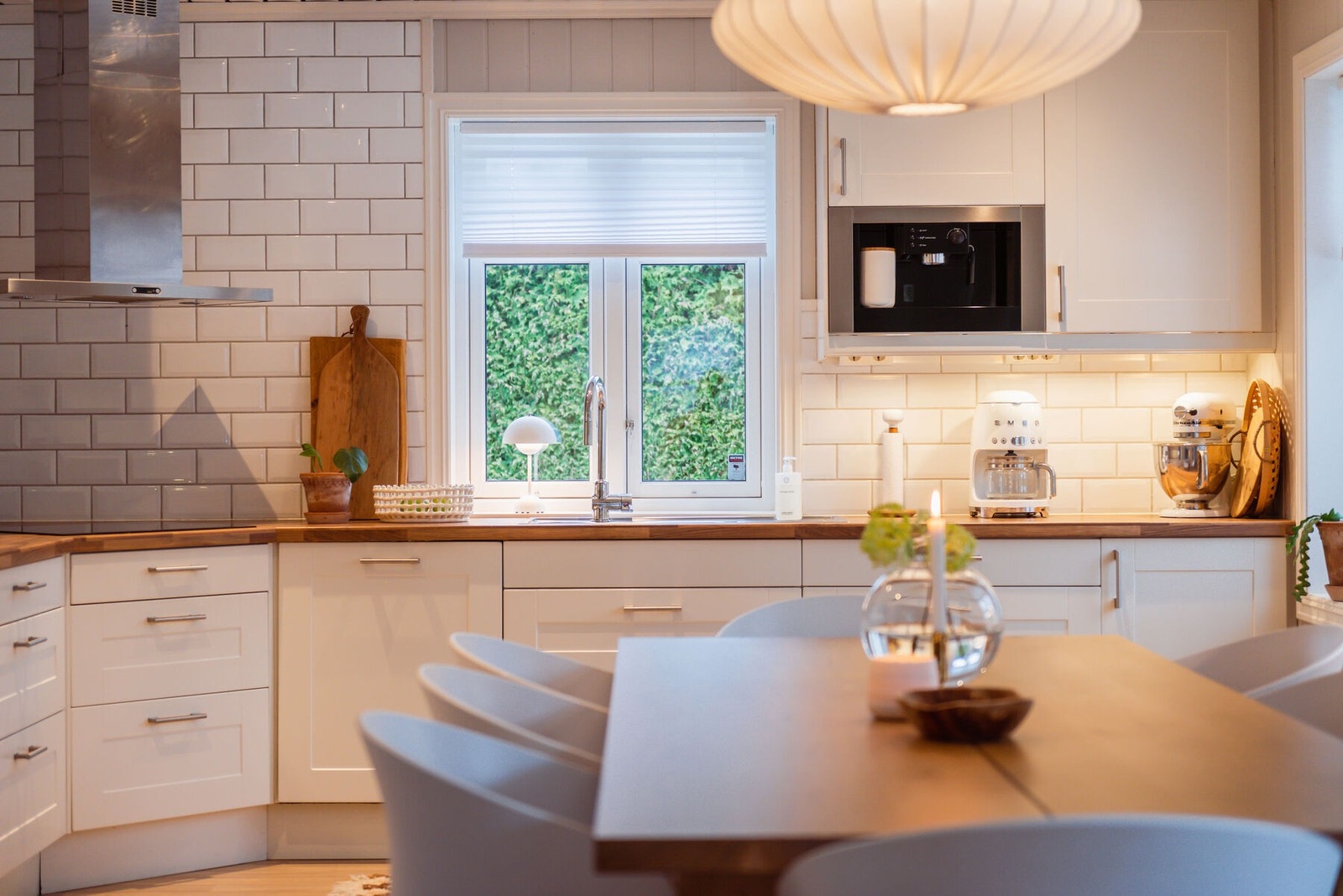 Innredningen har et klassisk uttrykk, med hvite, profilerte fronter, vitrineskap, dobbel oppvaskkum og benkeplate av laminat. Galleribilde