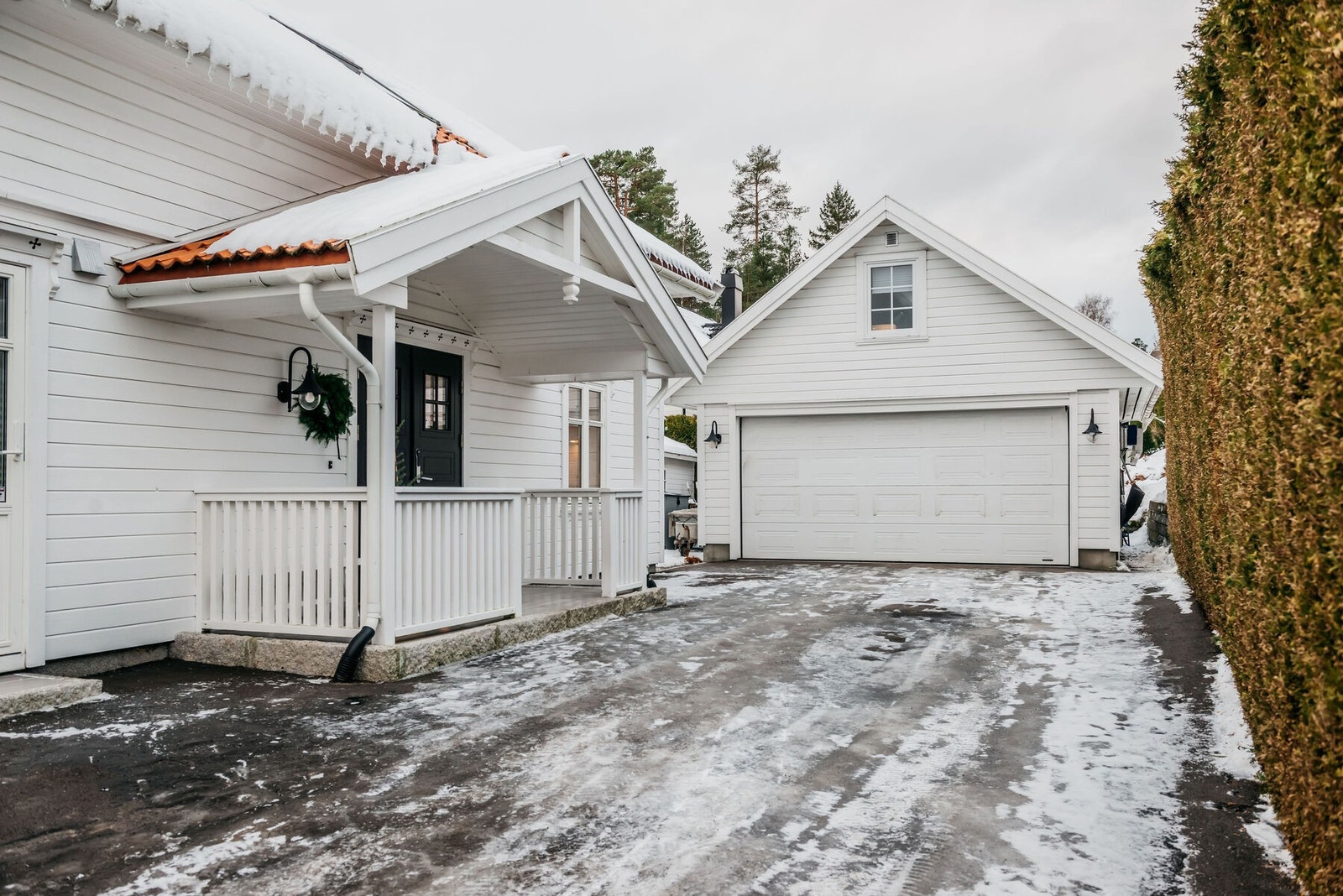 Eneboligen har en frittstående dobbelgarasje med elektrisk portåpner. Garasjen går over to plan, med et innredet rom i 2. etasje og en bod på 7 kvm i 1. etasje. Galleribilde