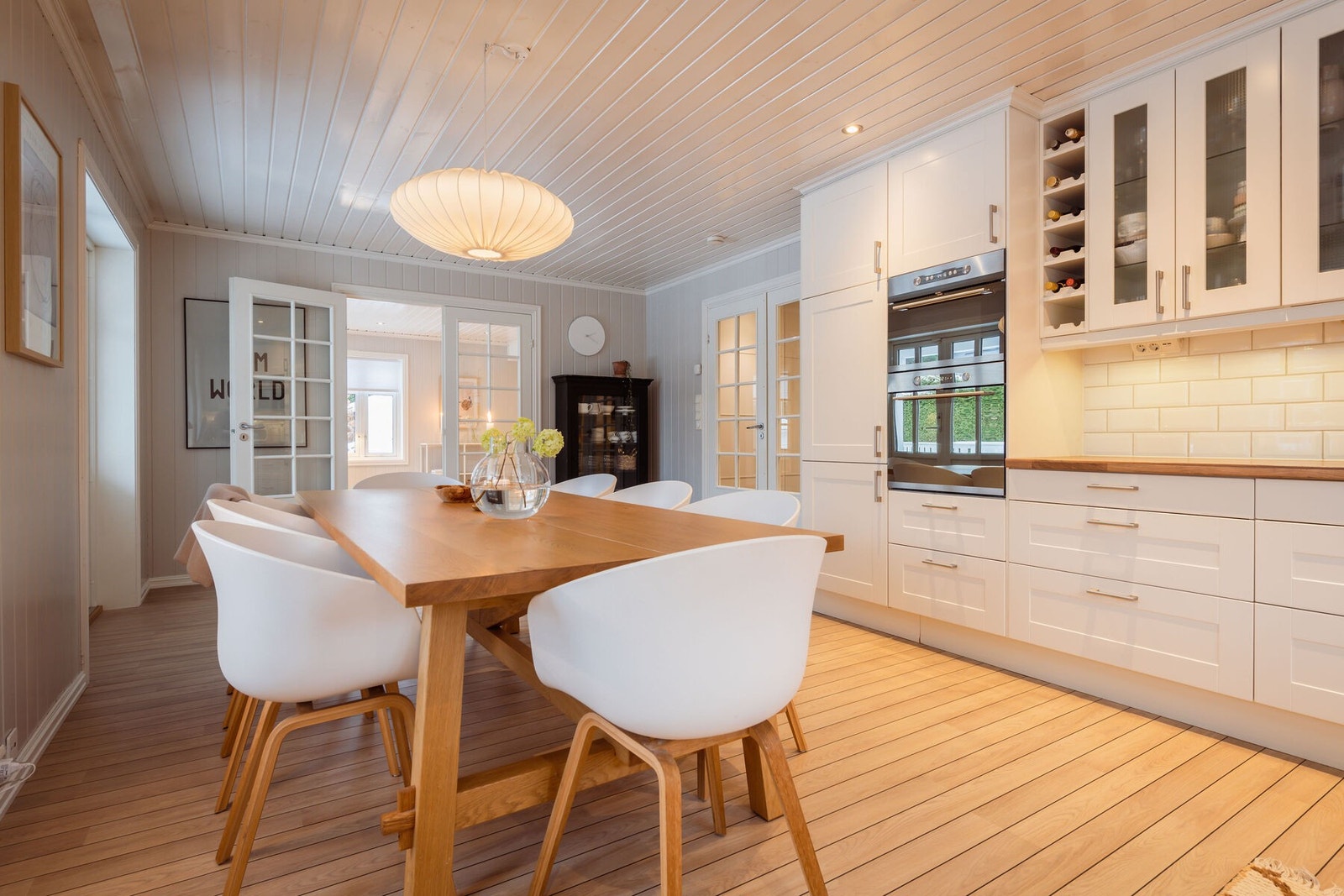 Store krysspostvinduer bidrar med mye naturlig lys til matlagingen, inkludert en tofløyet glassdør til den sørvendte terrassen. Galleribilde