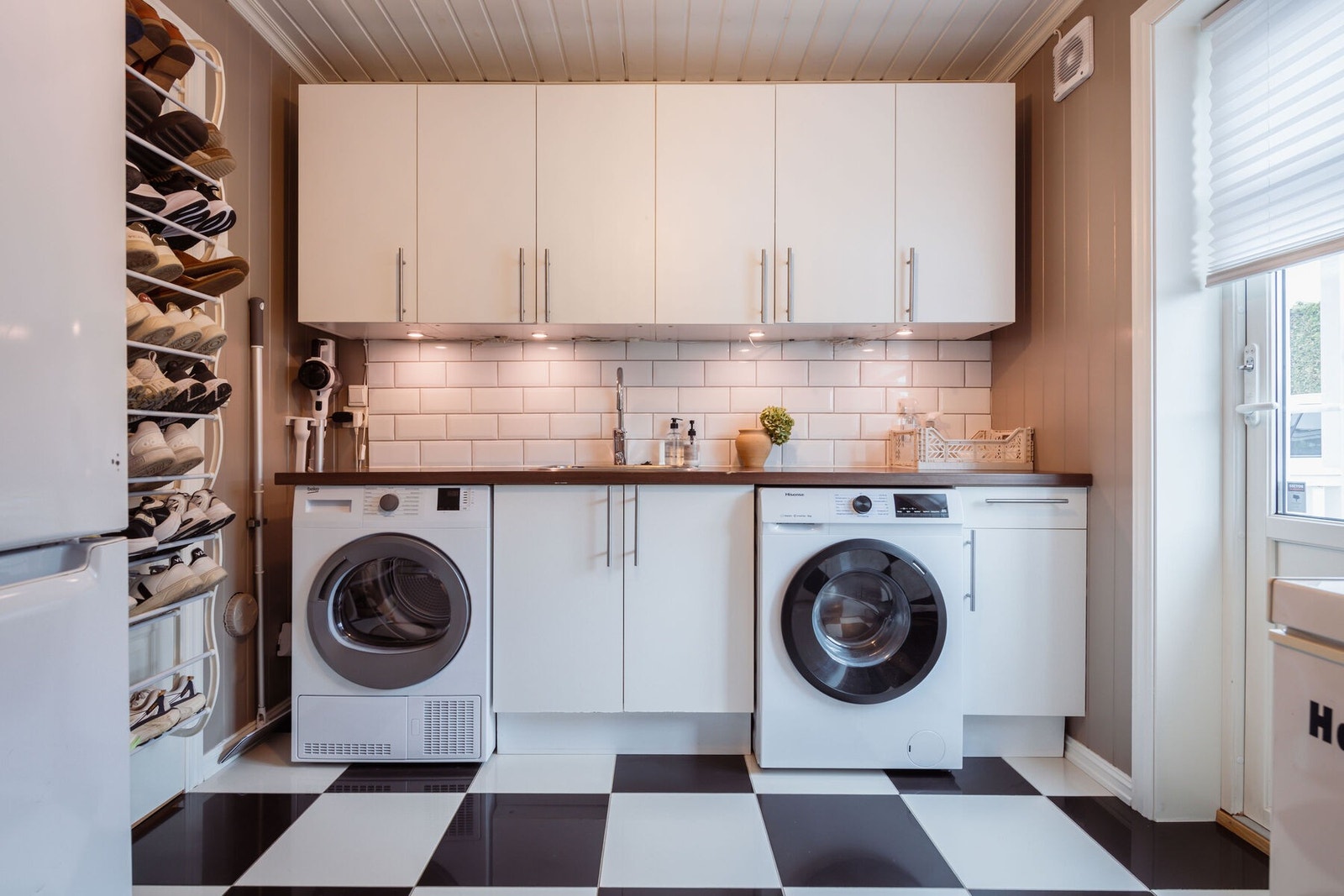 Vaskerommet har egen praktisk utgang. Et praktisk benkeskap har nedfelt utslagsvask og tilhørende overskap. Under benken er det opplegg for vaskemaskin og plass til tørketrommel. Galleribilde