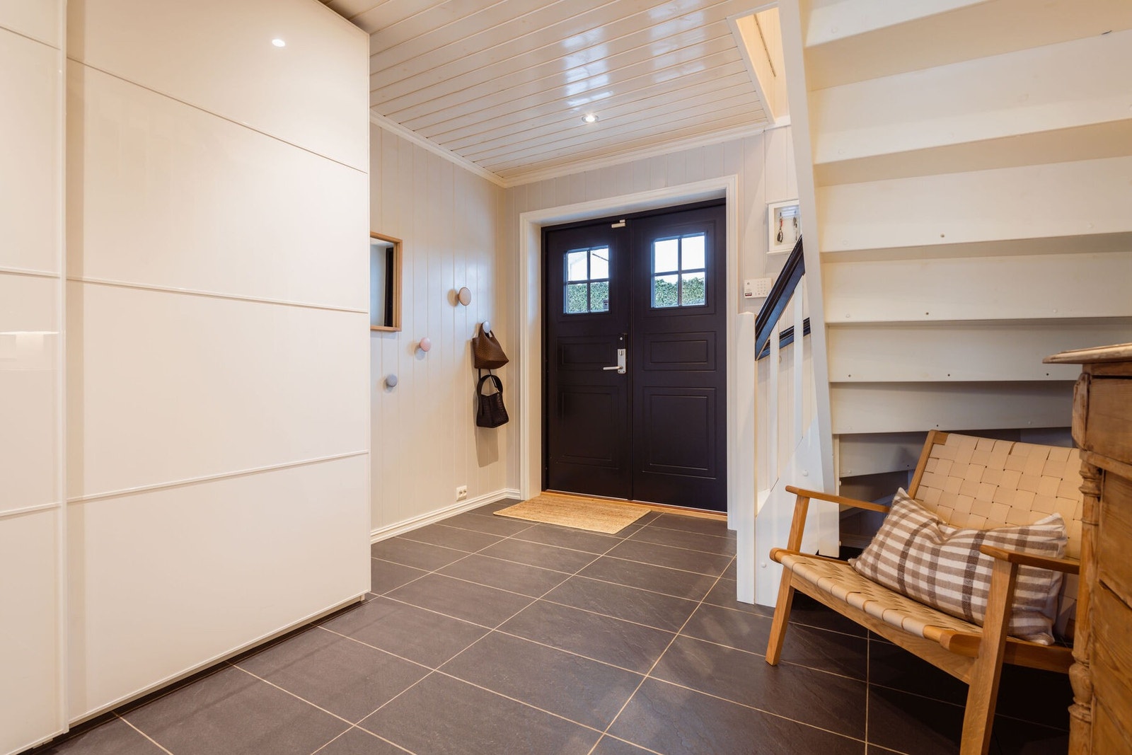 Inne er ingenting overlatt til tilfeldighetene, og allerede i entreen får man en smakebit på den delikate, trivelige og innbydende stemningen i huset. Galleribilde