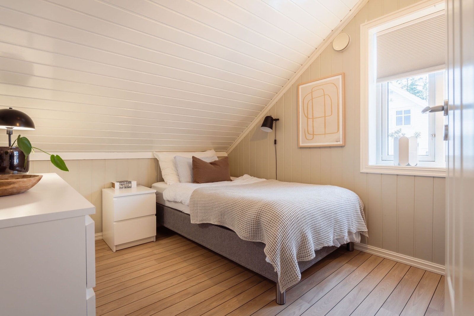 Hele fire soverom betyr mange valgmuligheter, og ved behov kan rommene benyttes som kontor, walk-in closet eller ekstra stue. Galleribilde