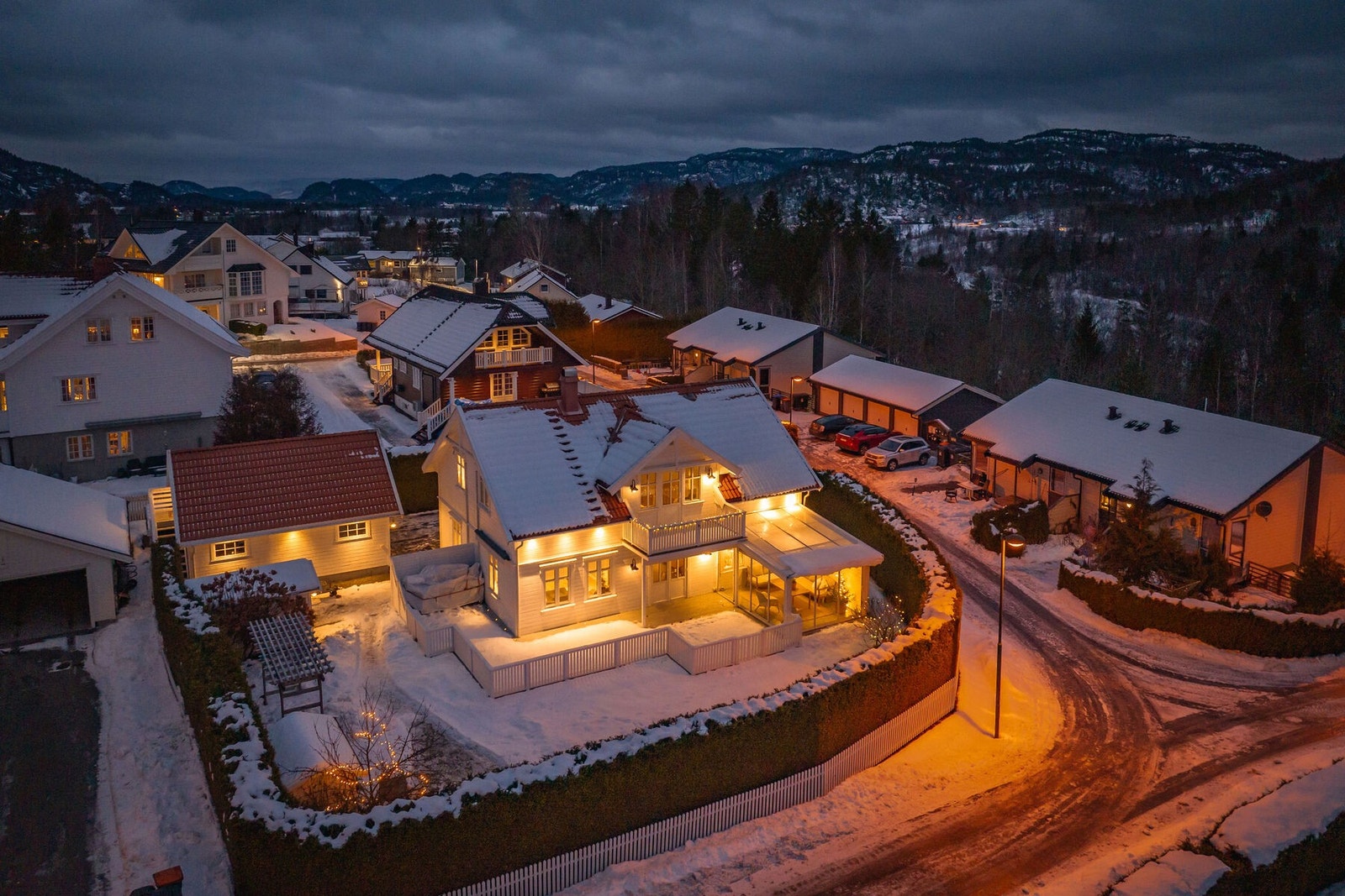 Spotter og utelamper langs husveggene gir god belysning kveldstid. Galleribilde