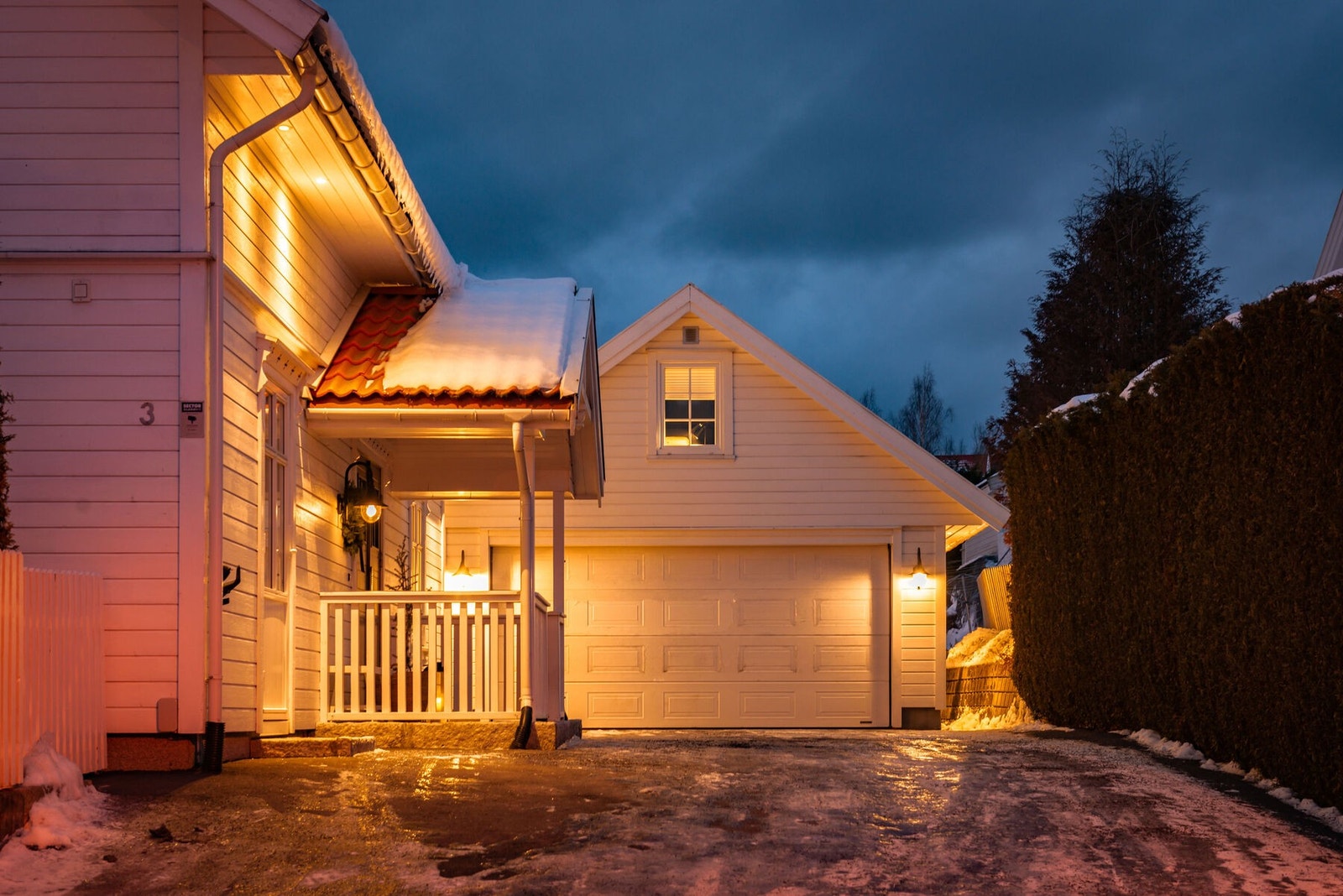 På inngangssiden har boligen en asfaltert gårdsplass med gode muligheter for parkering. Galleribilde