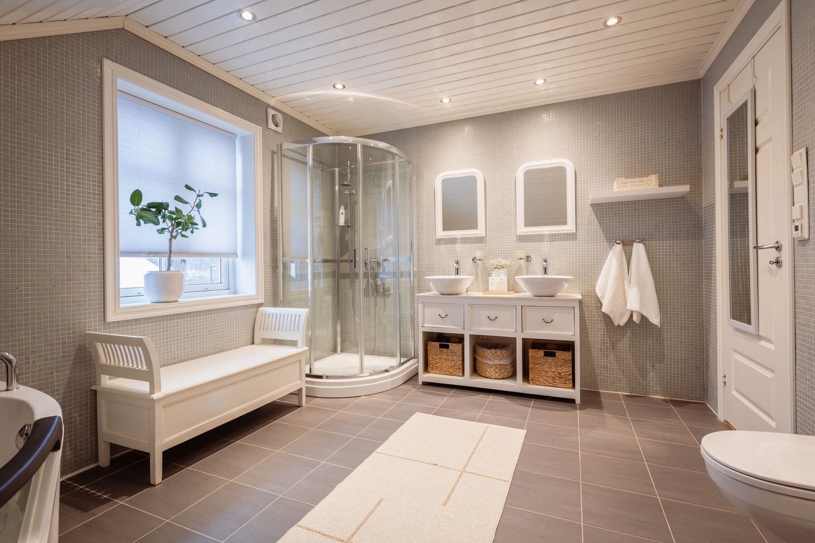 Badet er av god størrelse, med et stilrent uttrykk og en luftig atmosfære. Galleribilde