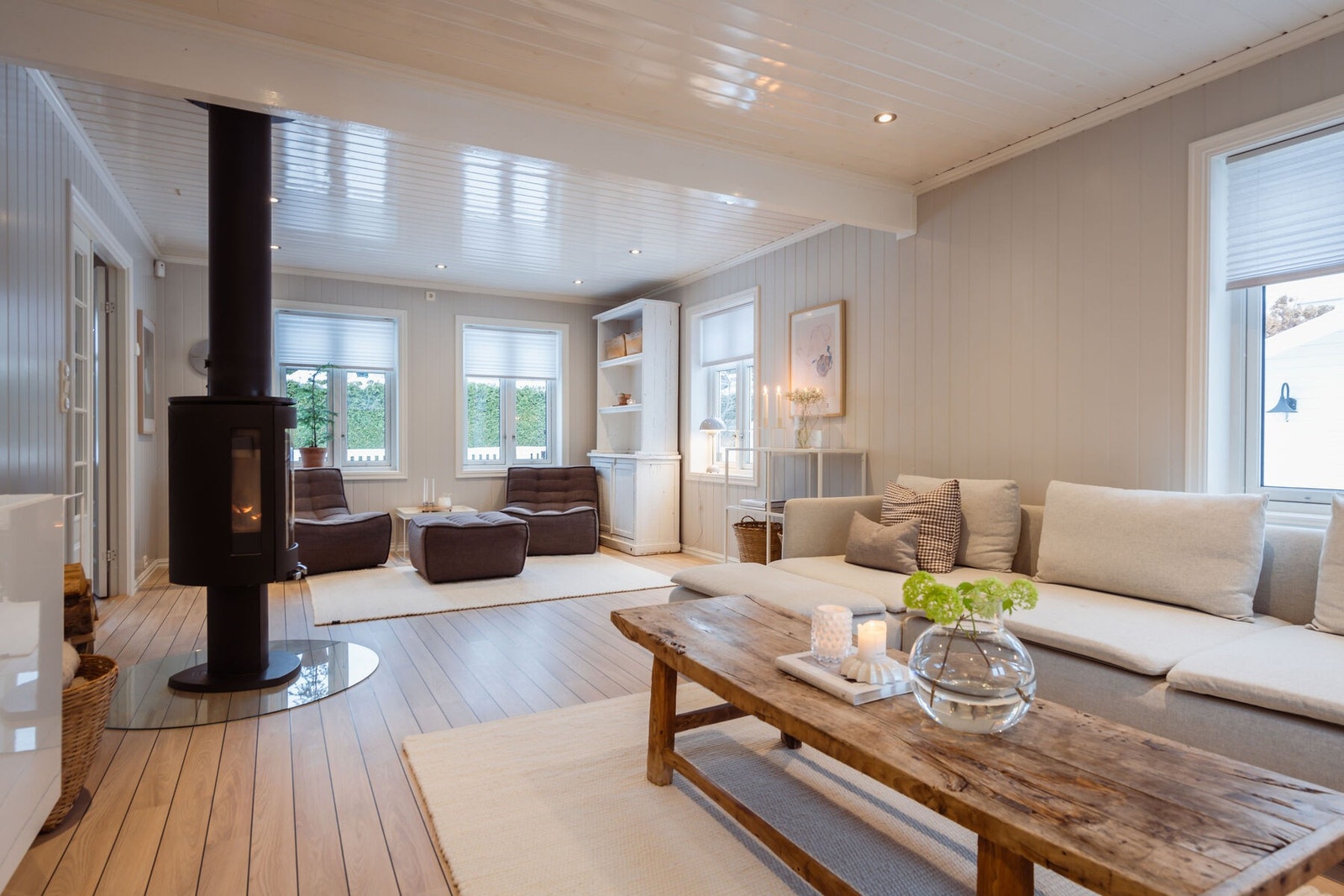 Stuen får mye lys fra tre sider, og dagslyset suppleres ypperlig av downlights i taket. Galleribilde