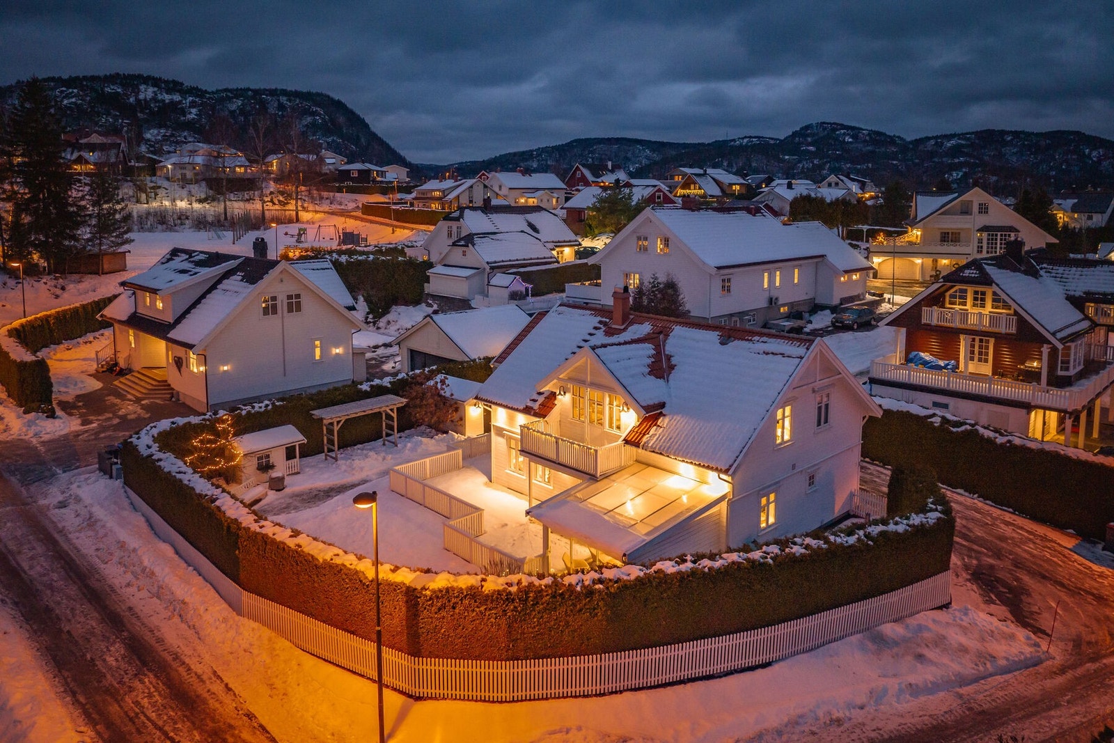 Eneboligen ligger i et fredelig, naturskjønt og svært barnevennlig område i Kvelde. Galleribilde
