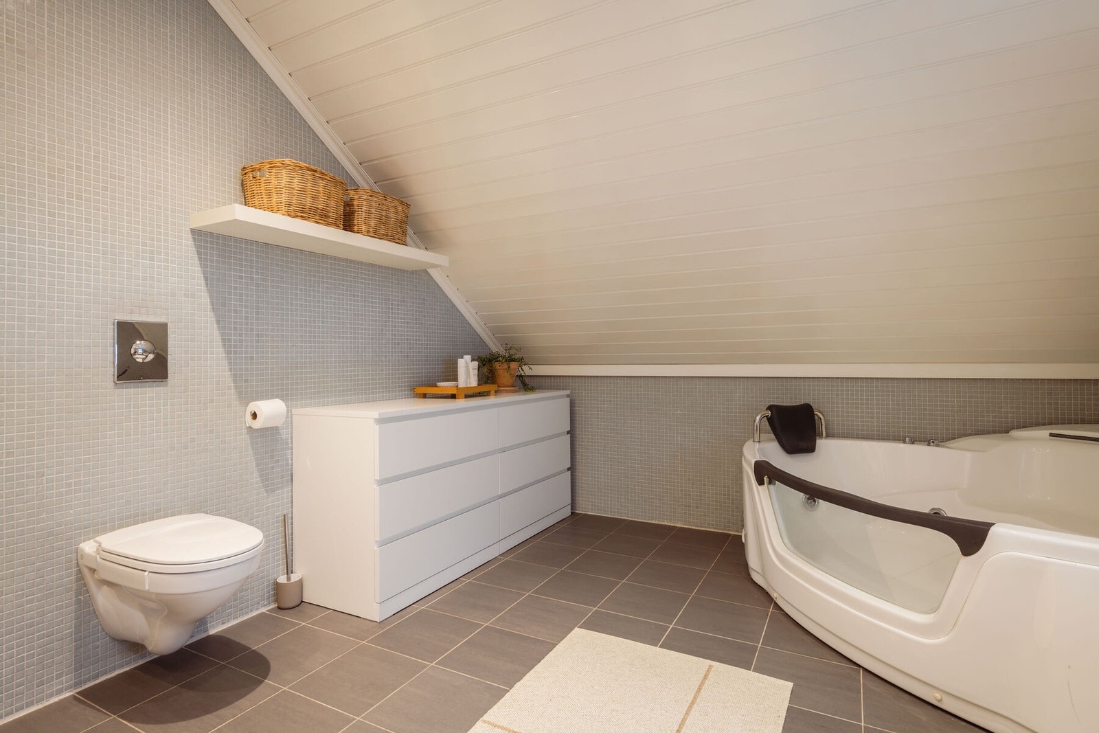 På badet er det både et dusjkabinett og et hjørnebadekar med dusjløsning. Galleribilde