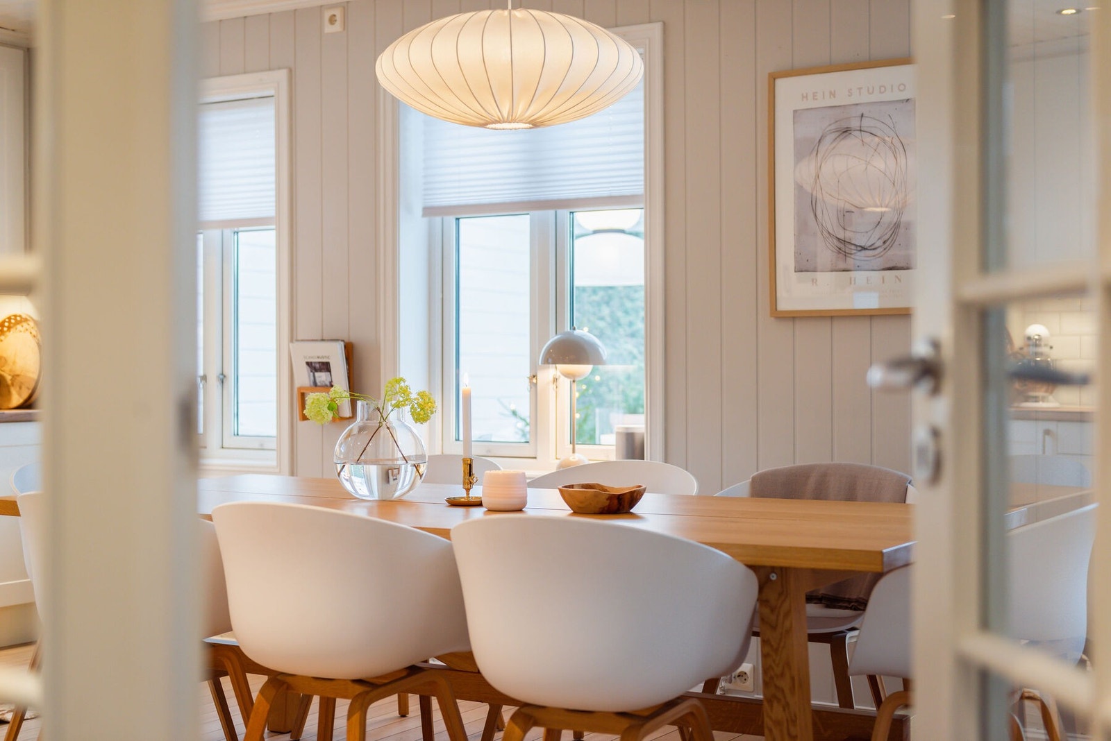 Inn til kjøkkenet har entreen en dobbel glassdør. Galleribilde