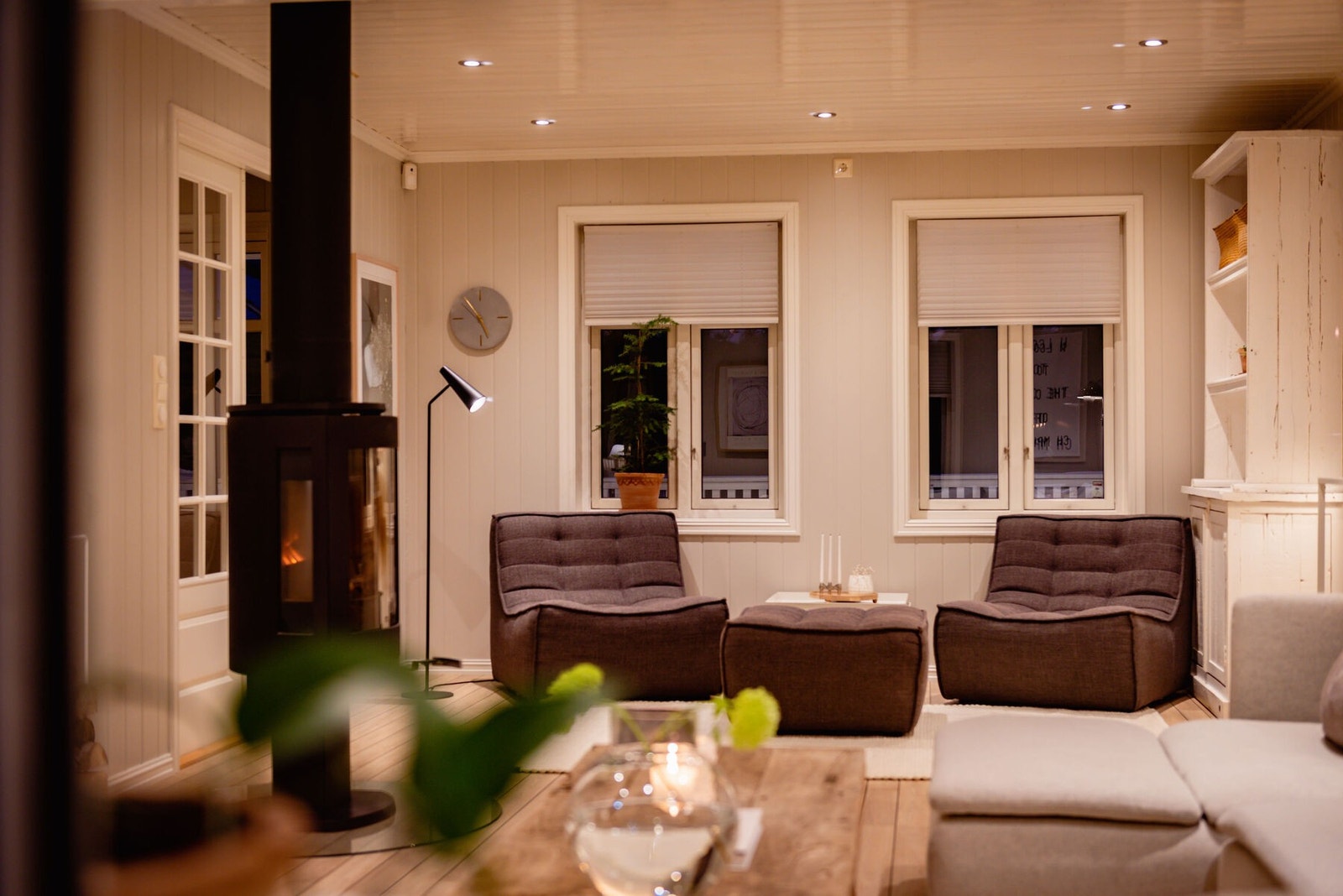 Her får man et lunt, romslig og smakfullt tilholdssted med peisovn for ekstra varme og hygge. Ildstedet er plassert slik at stemningen nytes fra hele rommet. Galleribilde