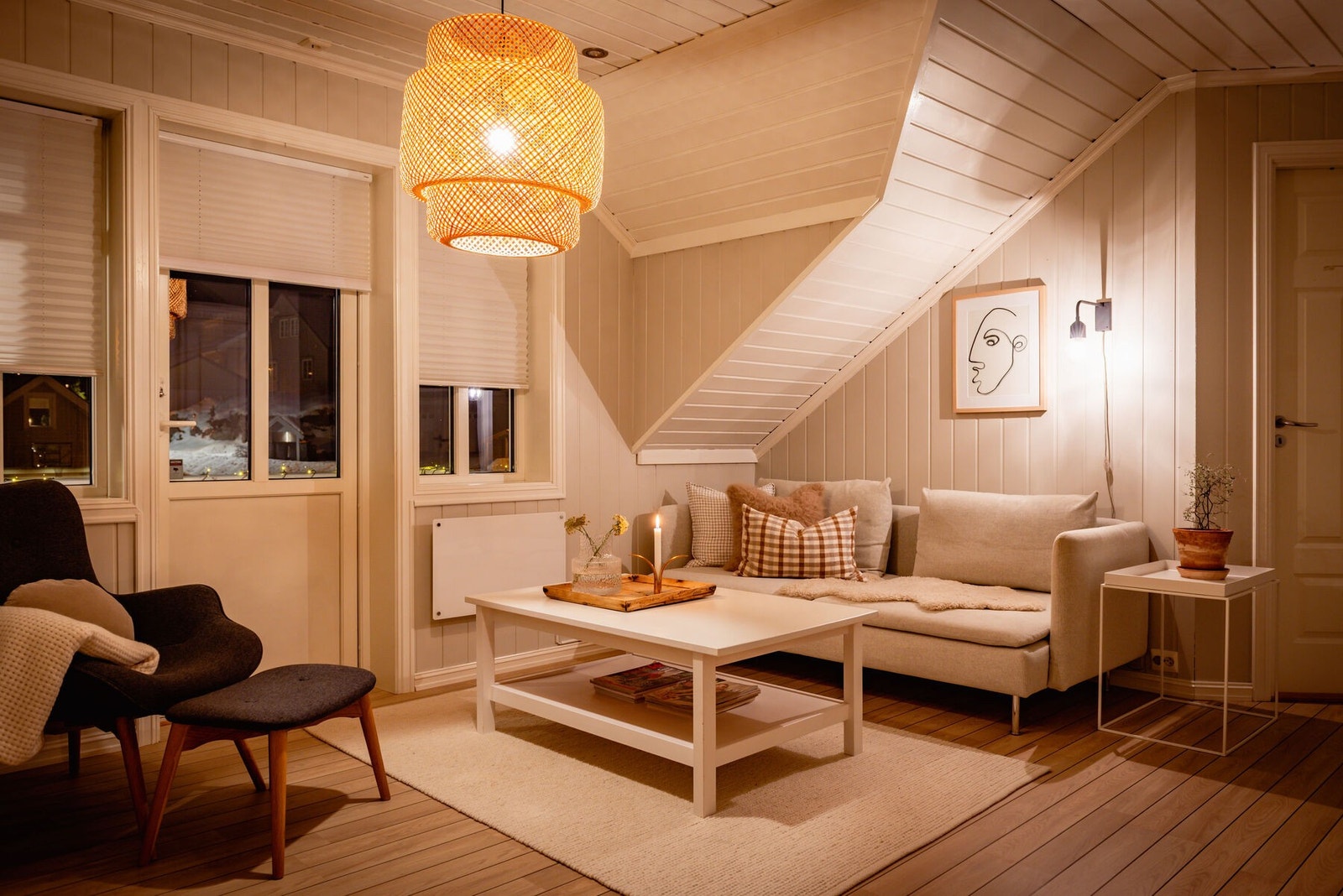 I stuen er det downlights, laminatgulv og utgang til en koselig balkong. Galleribilde