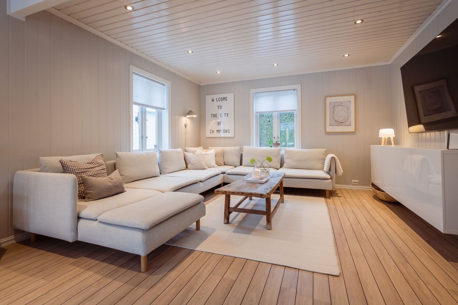 Utformingen gjør rommet enkelt å møblere med flere sittegrupper for både rolige og sosiale kvelder. Galleribilde