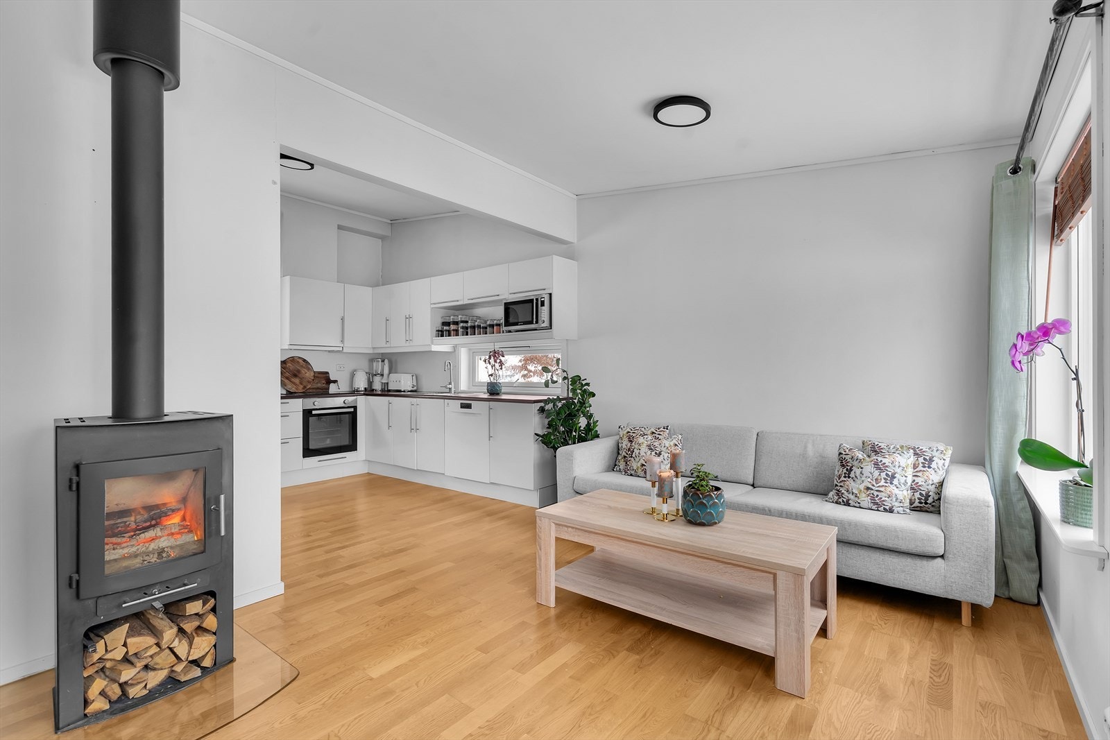 Stue med åpen løsning til kjøkkenet. God takhøyde og rikelig med lysinnslipp Galleribilde