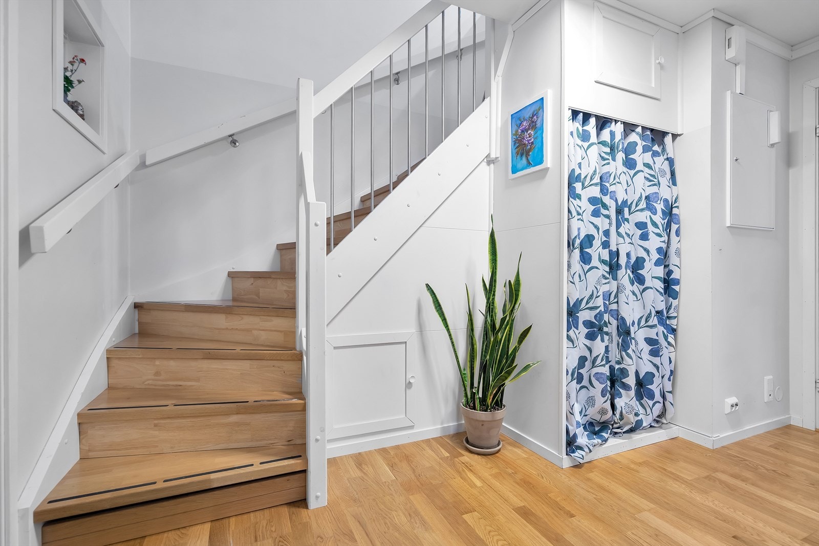 Inngangsparti/ trapperom Galleribilde