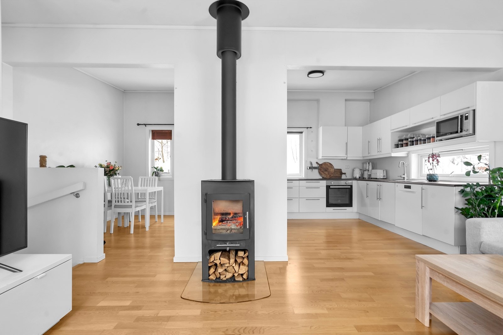 Vedovn som gir god varme på kalde høst- og vinterkvelder Galleribilde