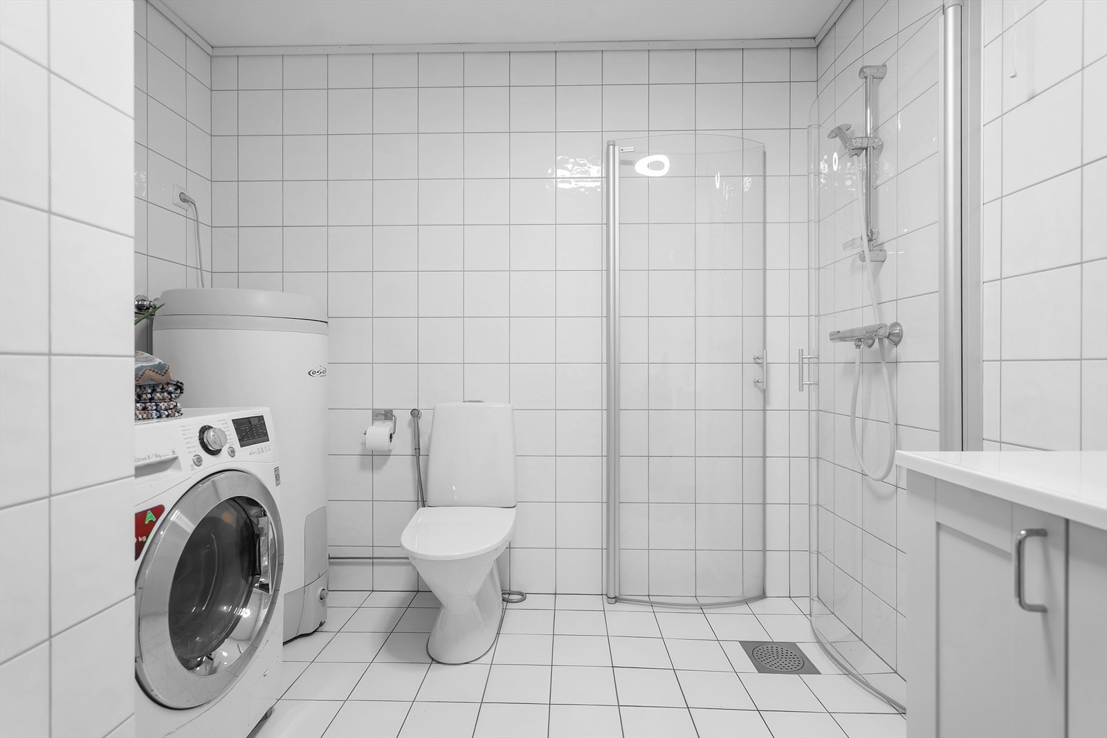 Helfliset bad med varmekabler i gulv. Opplegg for vaskemaskin Galleribilde