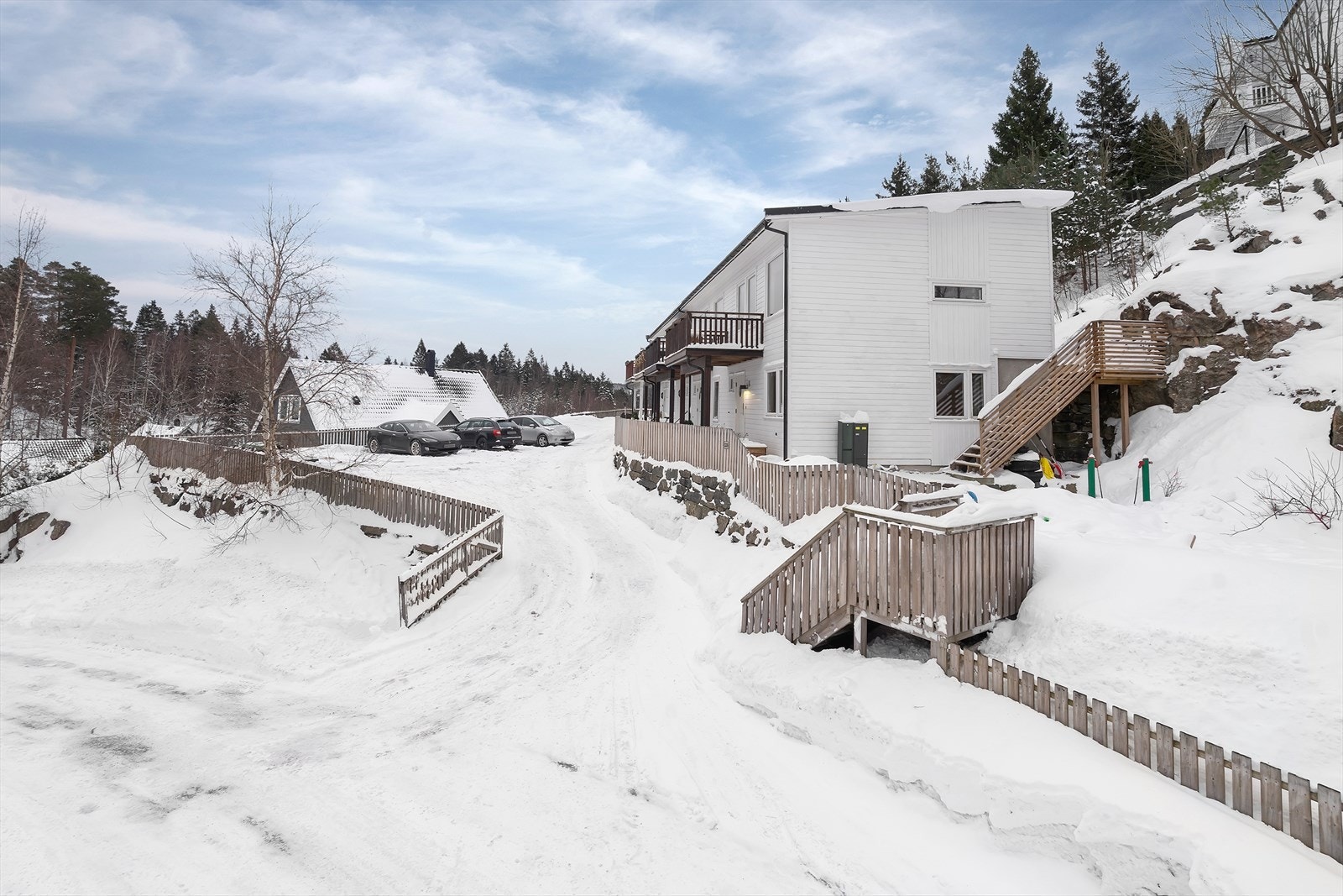 Fasade og felles parkeringsplass Galleribilde