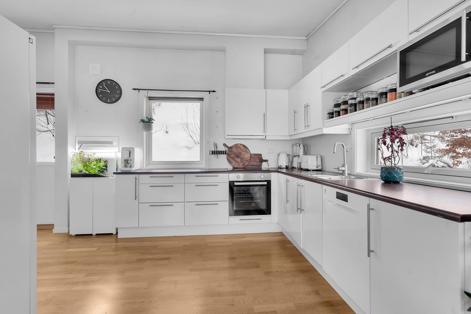 Pent kjøkken med god skap- og benkeplass. Int. hvitevarer som komfyr og platetopp. Opplegg for oppvaskmaskin Galleribilde