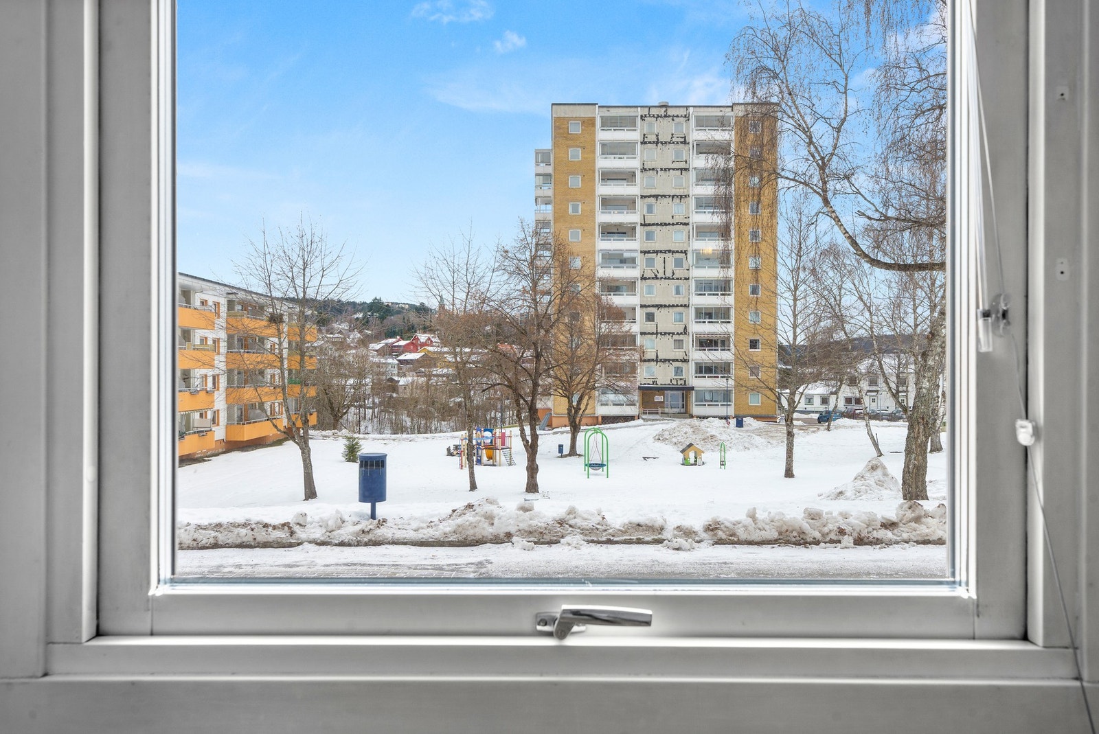 Idyllisk utsyn mot store grønne fellesområder på sommerhalvåret - enkelt å holde øye på de små når de er ute å leker Galleribilde