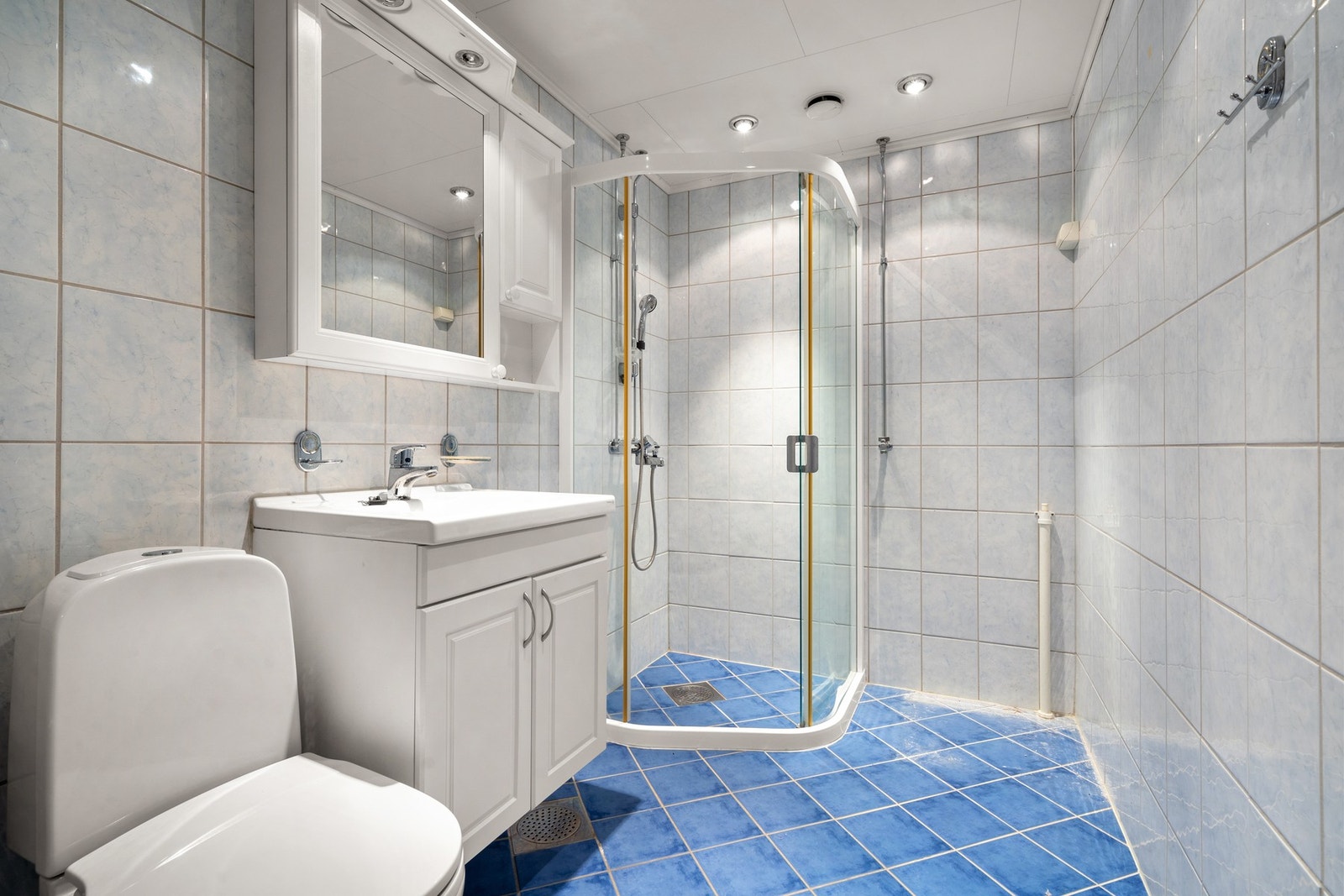 Baderom pusset opp i regi av borettslaget i 2004. Galleribilde