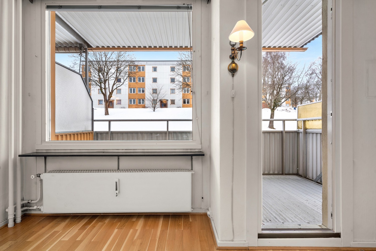Fra stuen trer man ut på en herlig forlengelse av rommet - balkongen på ca. 7 kvm. Galleribilde