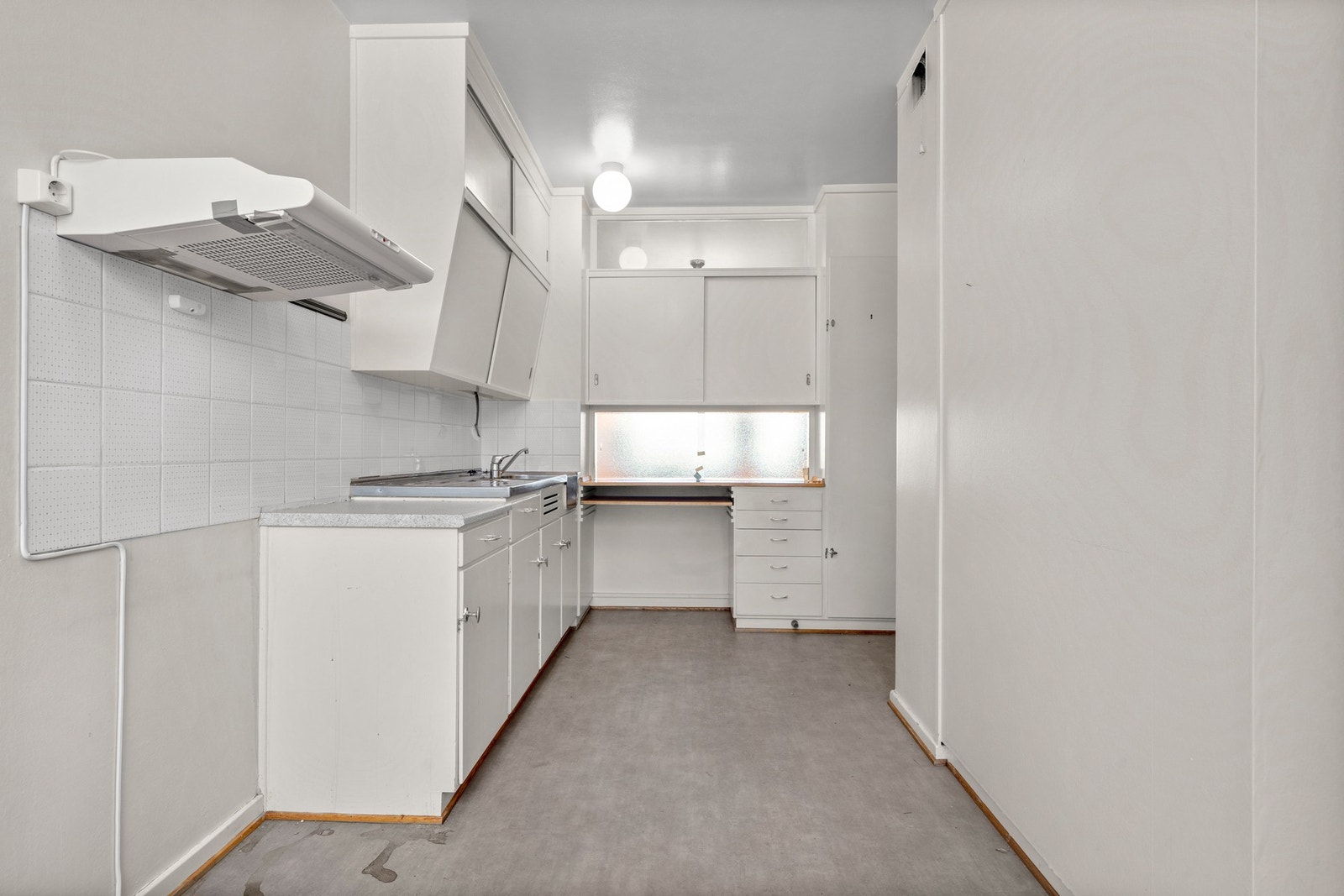 Kjøkken med serveringsluke mot stue Galleribilde